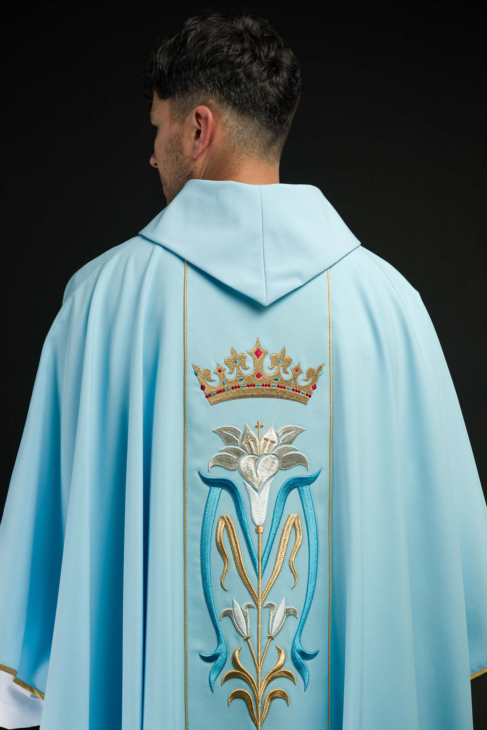 Chasuble liturgique mariale brodée d'une couronne Bleu