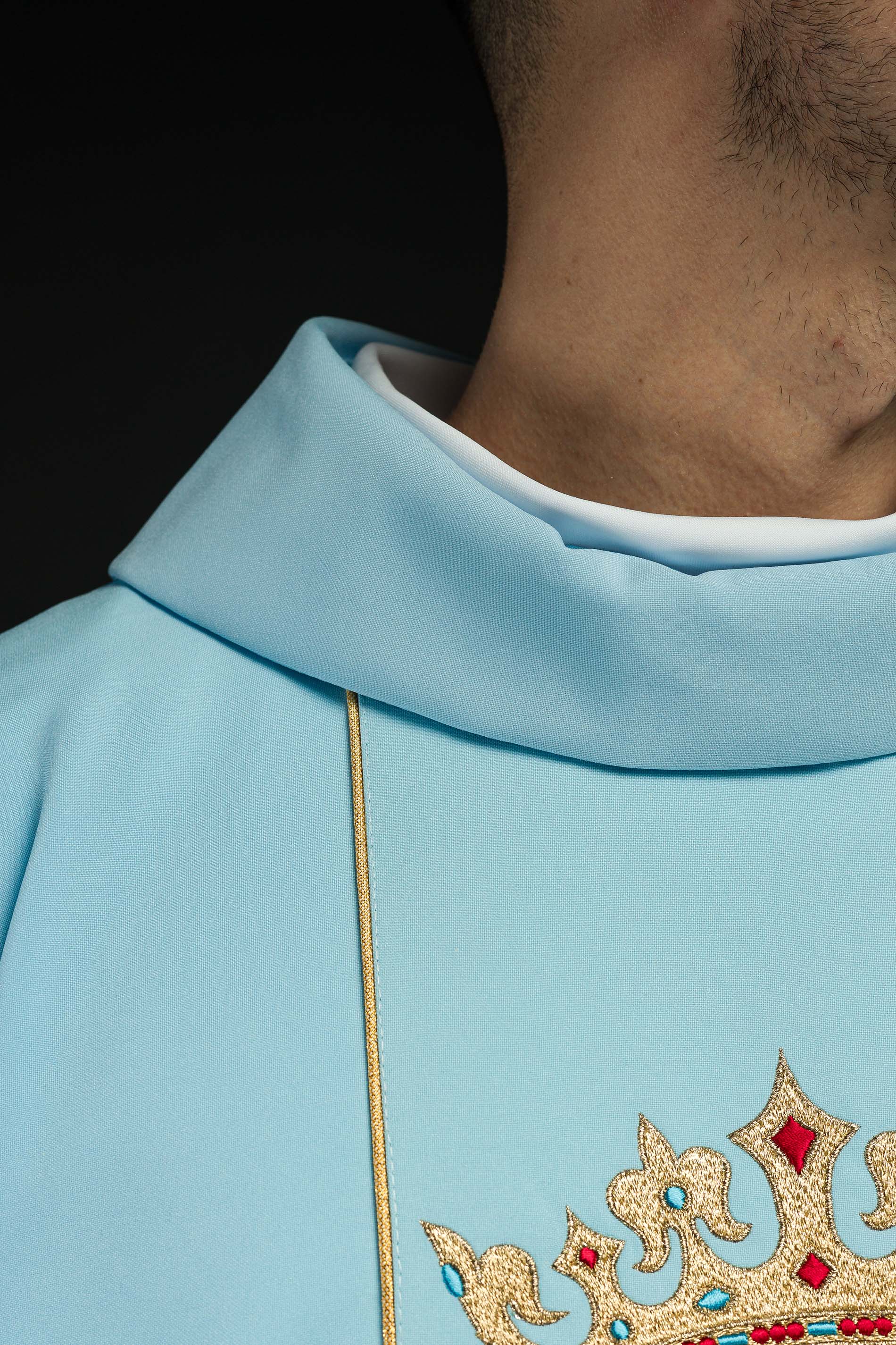 Chasuble liturgique mariale brodée d'une couronne Bleu