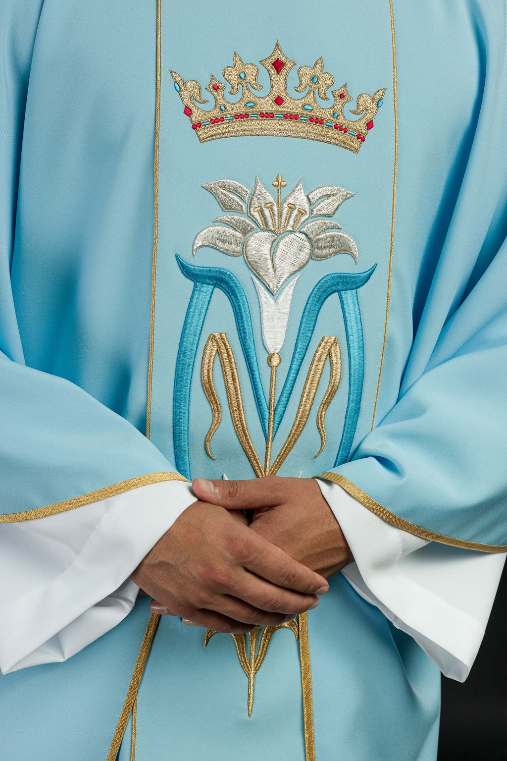 Chasuble liturgique mariale brodée d'une couronne Bleu