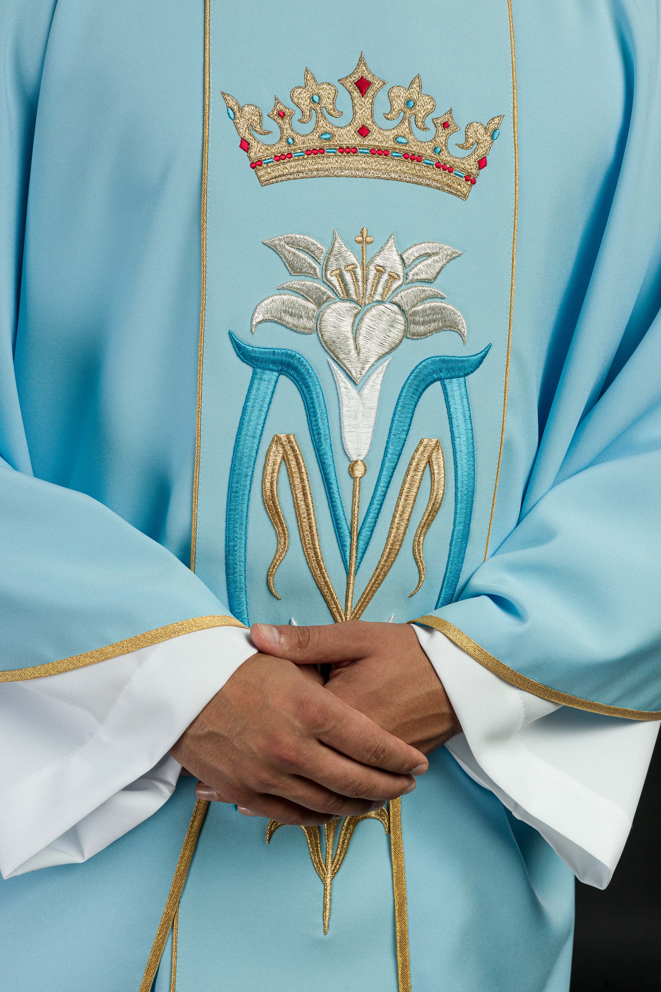 Chasuble liturgique mariale brodée d'une couronne Bleu
