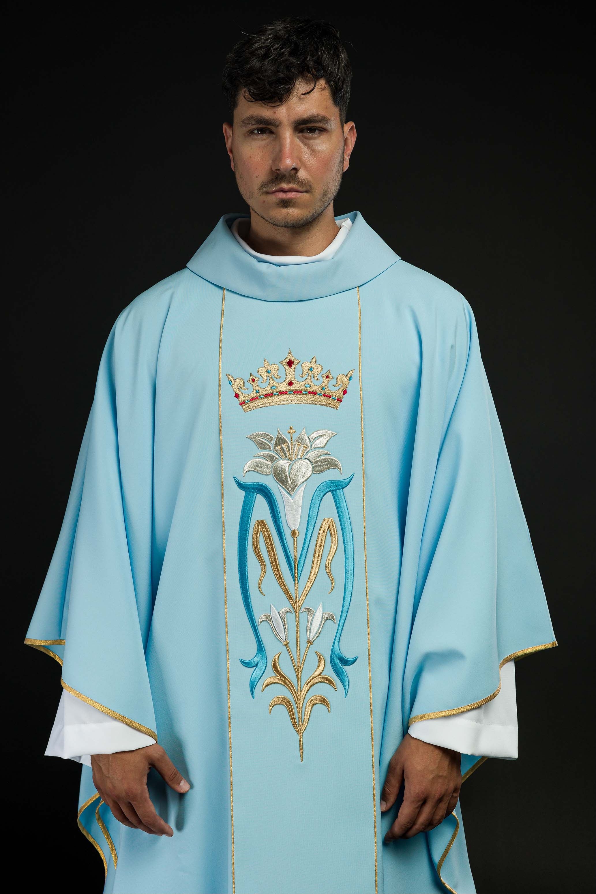 Chasuble liturgique mariale brodée d'une couronne Bleu