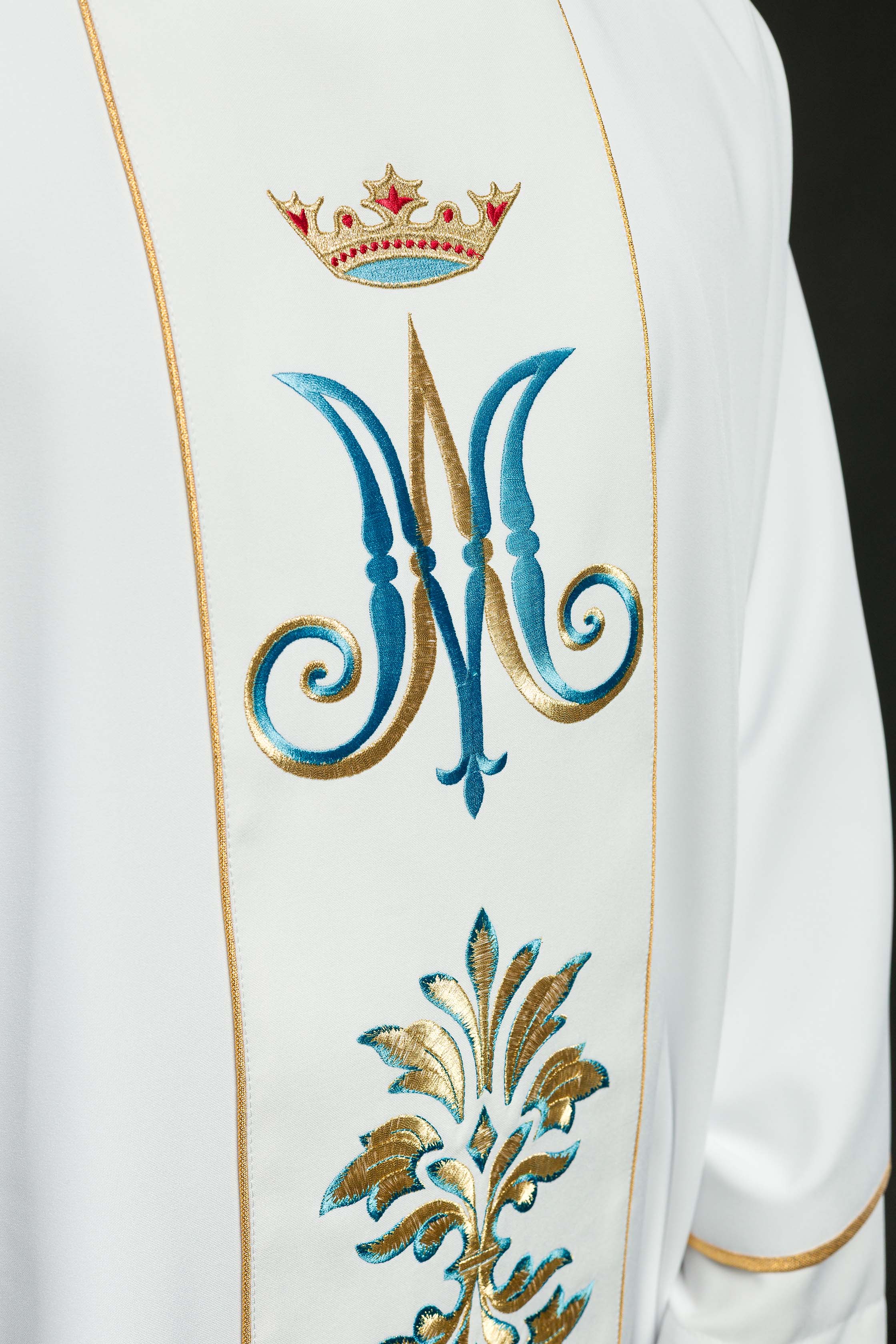 Chasuble brodée avec motif marial Blanc