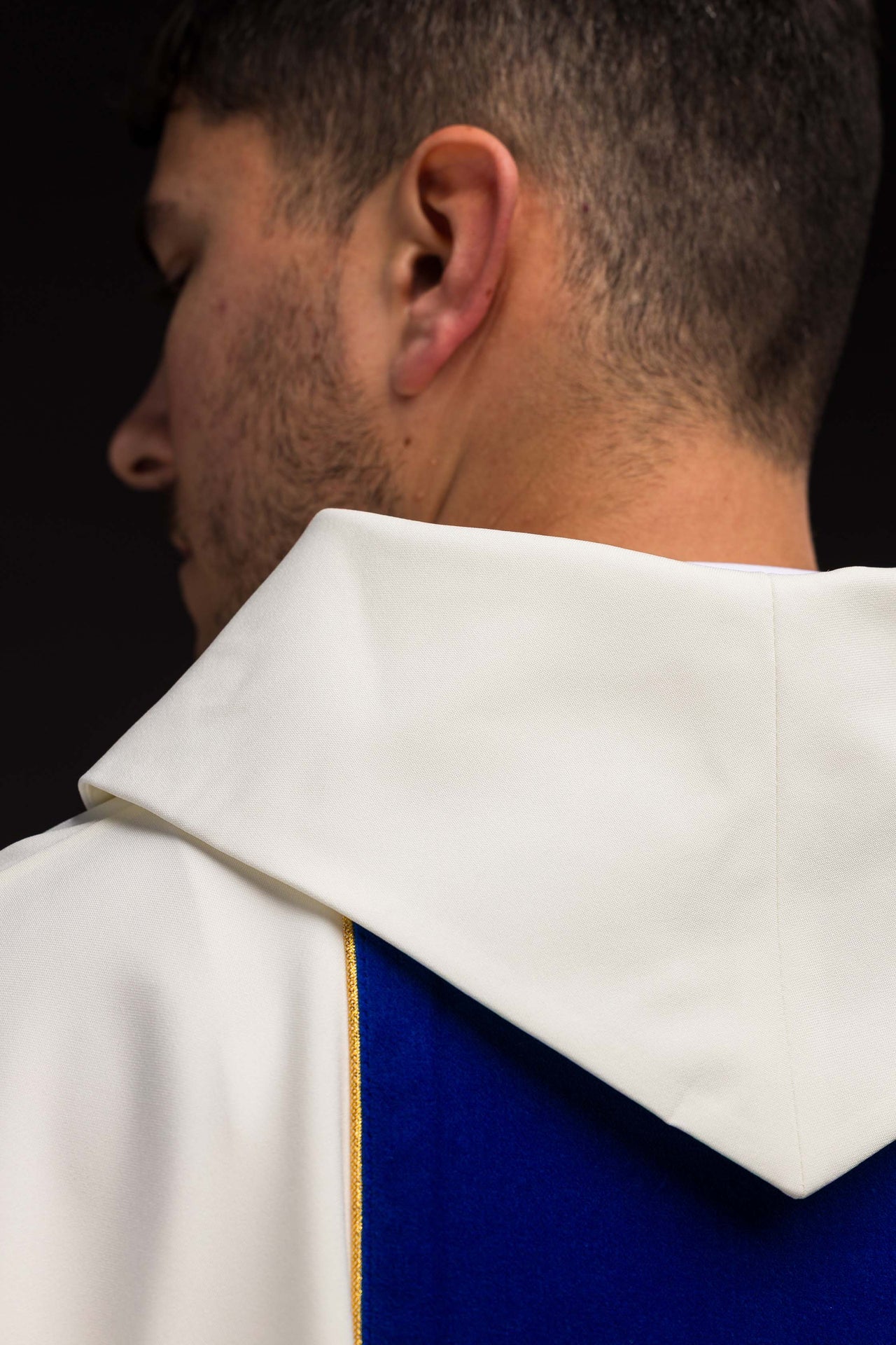 Chasuble liturgique mariale avec ornement brodé bleu