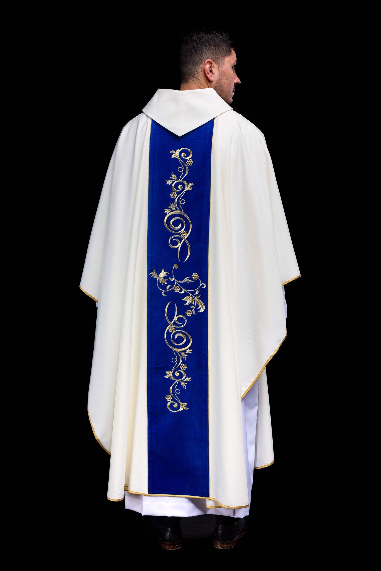 Chasuble liturgique mariale avec ornement brodé bleu