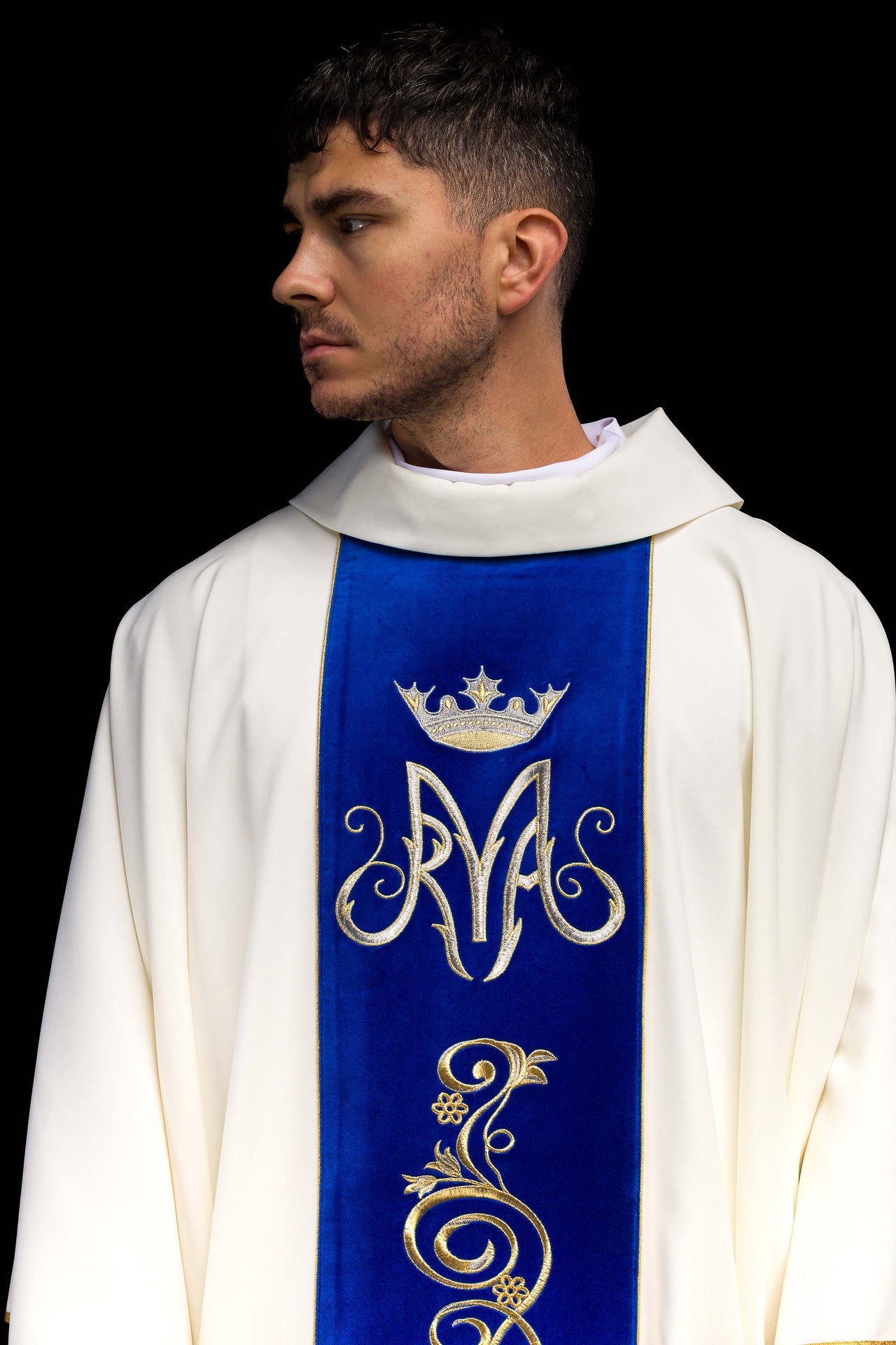 Chasuble liturgique mariale avec ornement brodé bleu