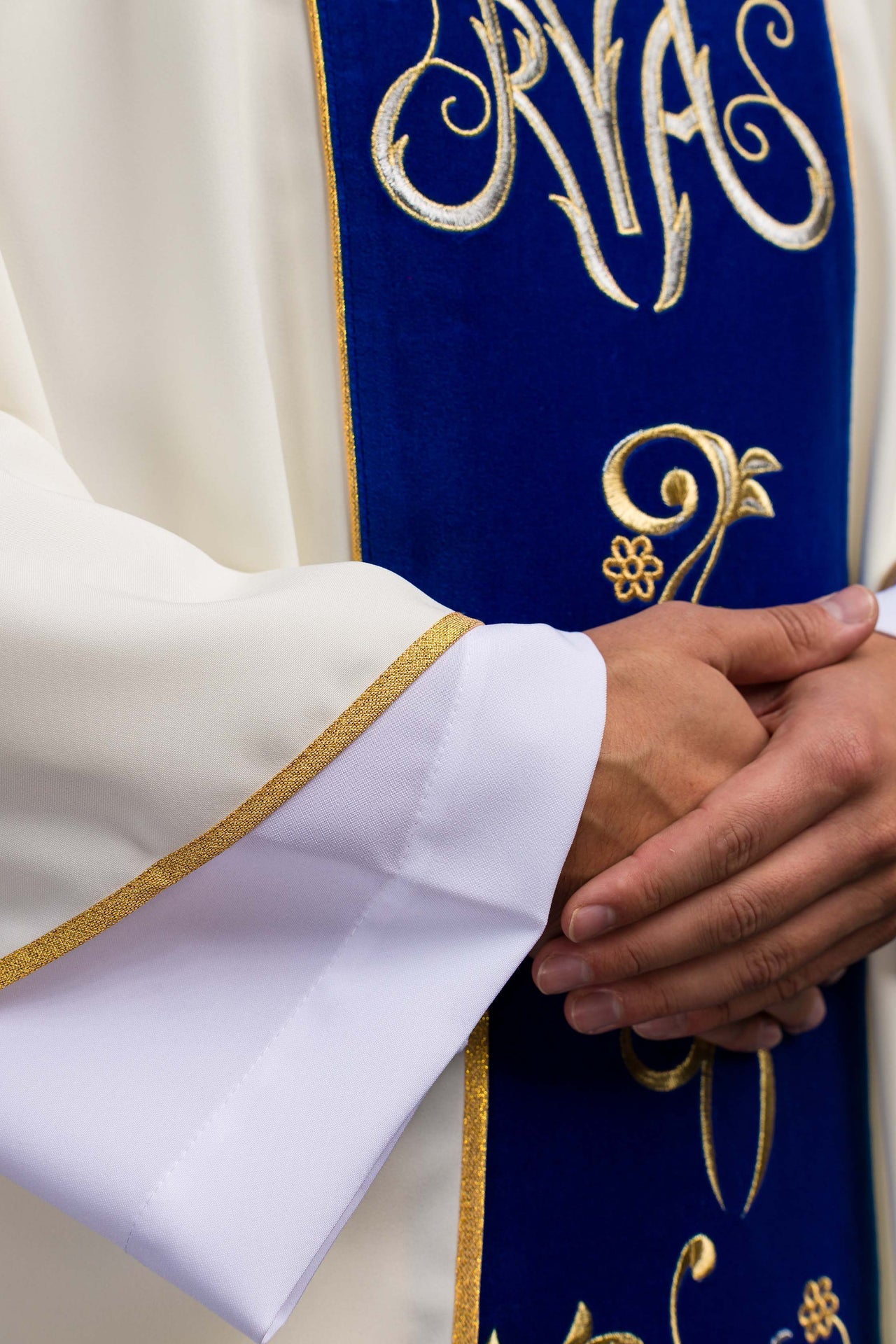 Chasuble liturgique mariale avec ornement brodé bleu