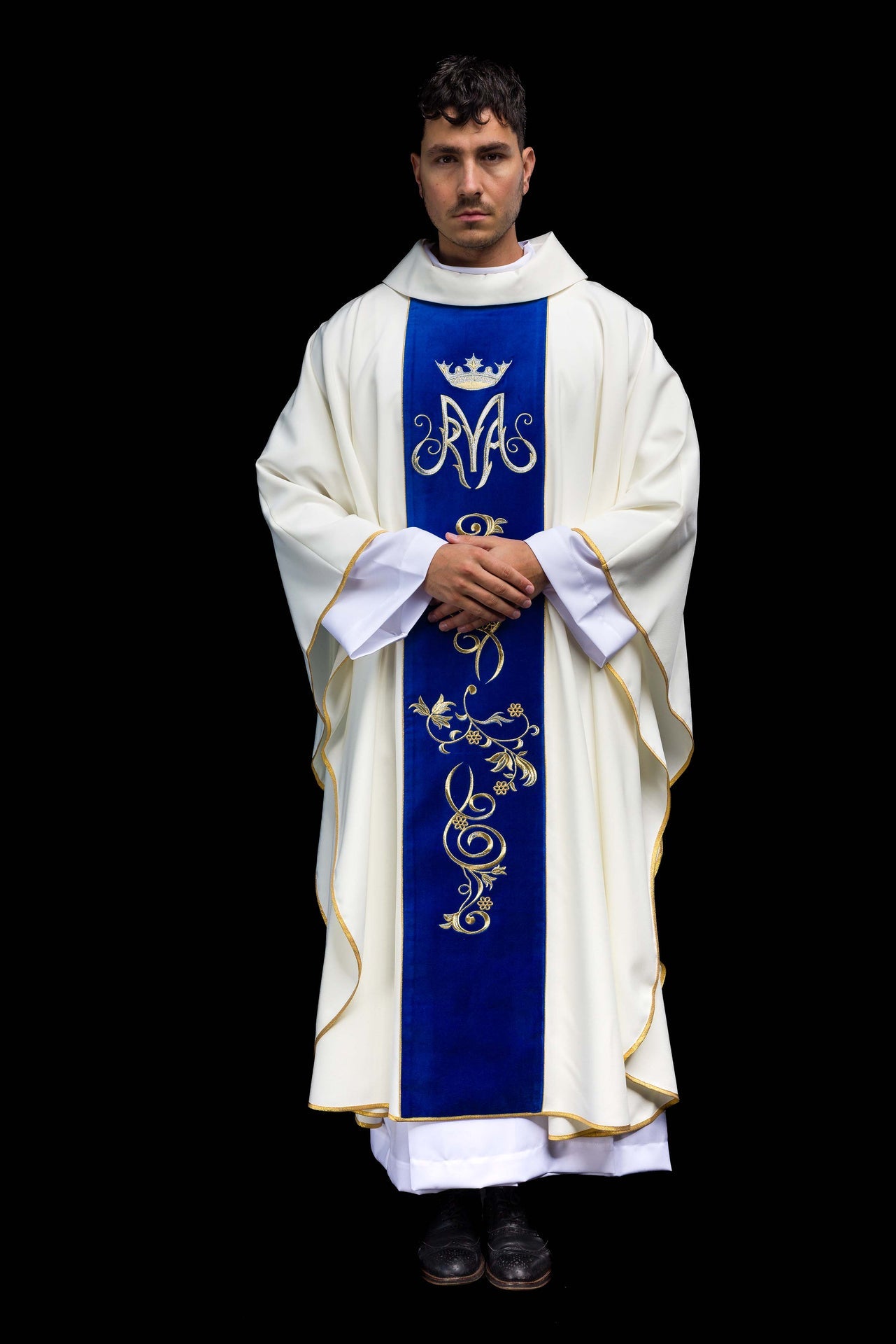 Chasuble liturgique mariale avec ornement brodé bleu