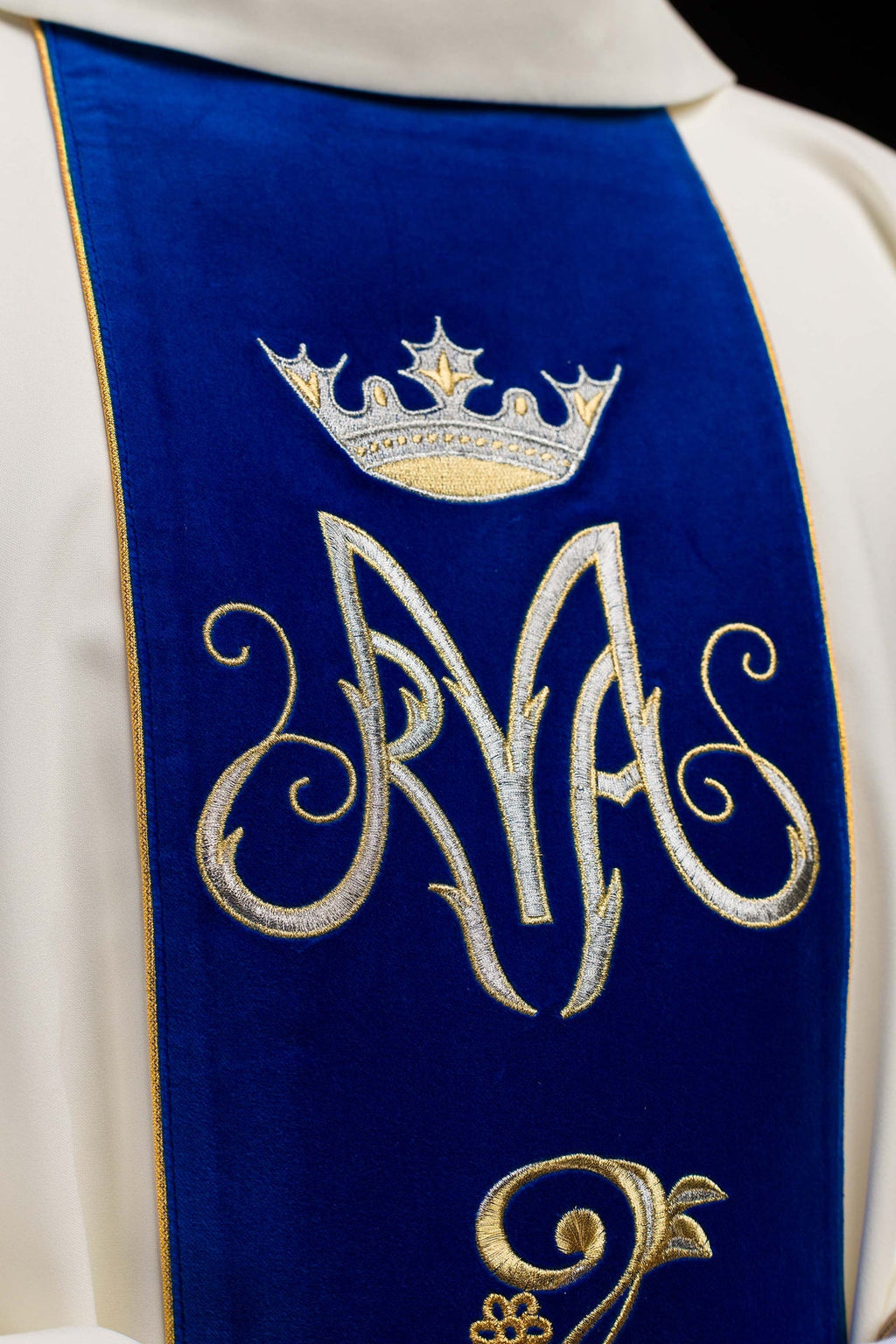 Chasuble liturgique mariale avec ornement brodé bleu