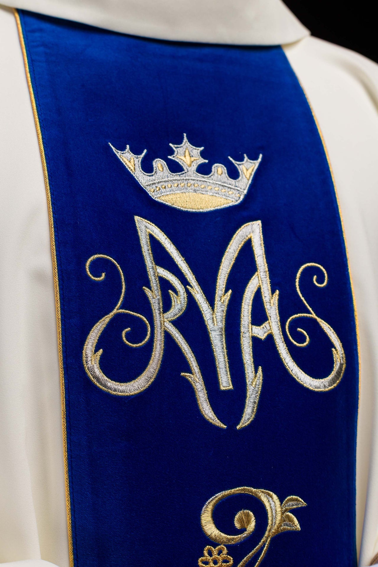 Chasuble liturgique mariale avec ornement brodé bleu