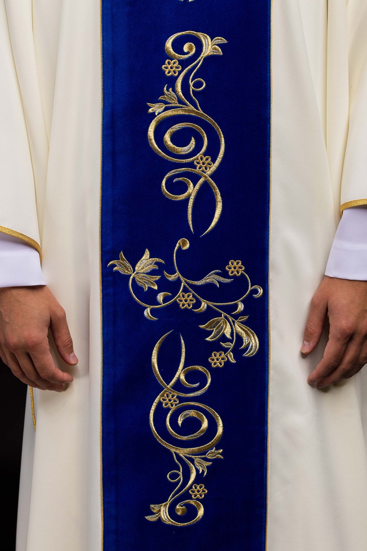 Chasuble liturgique mariale avec ornement brodé bleu