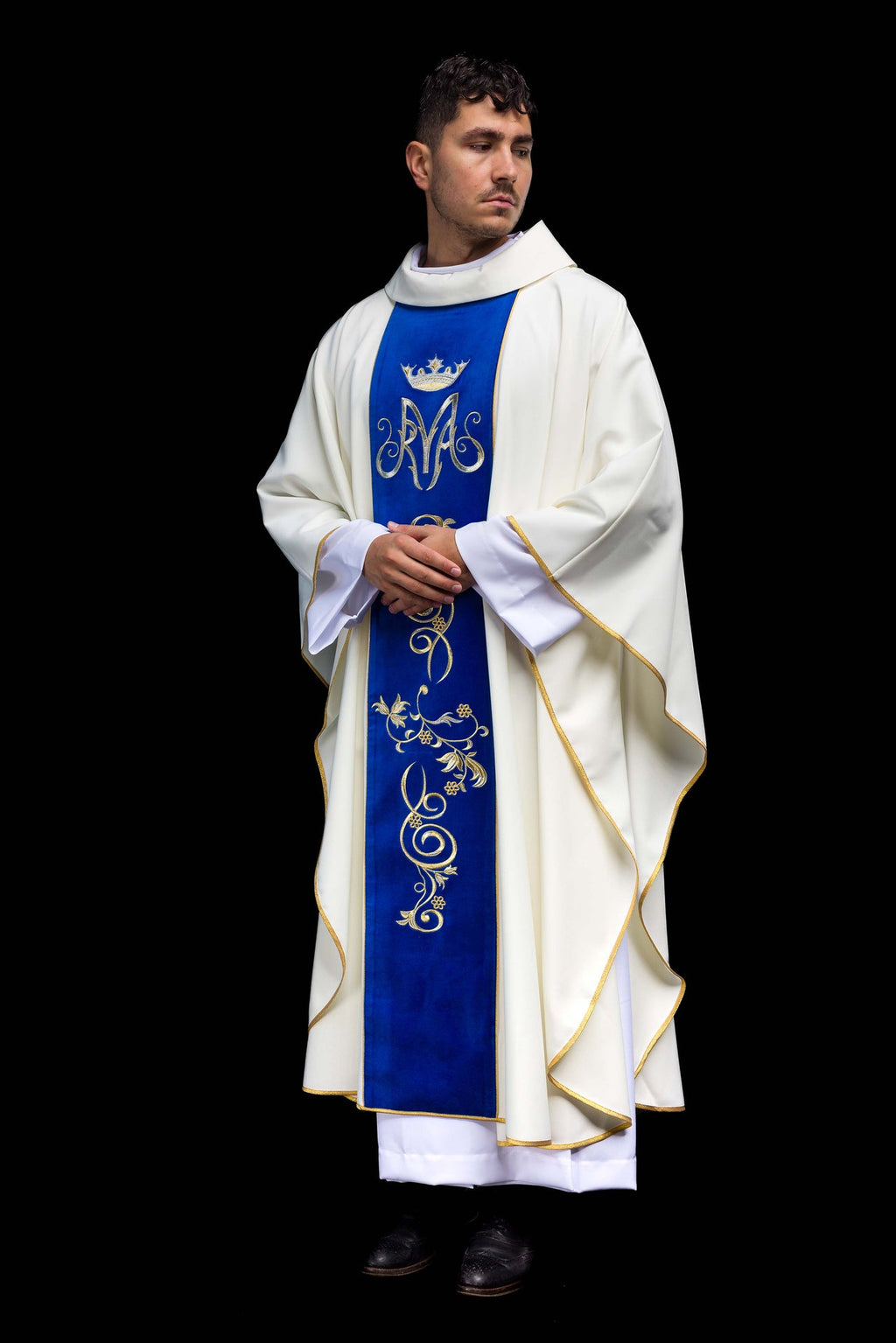 Chasuble liturgique mariale avec ornement brodé bleu