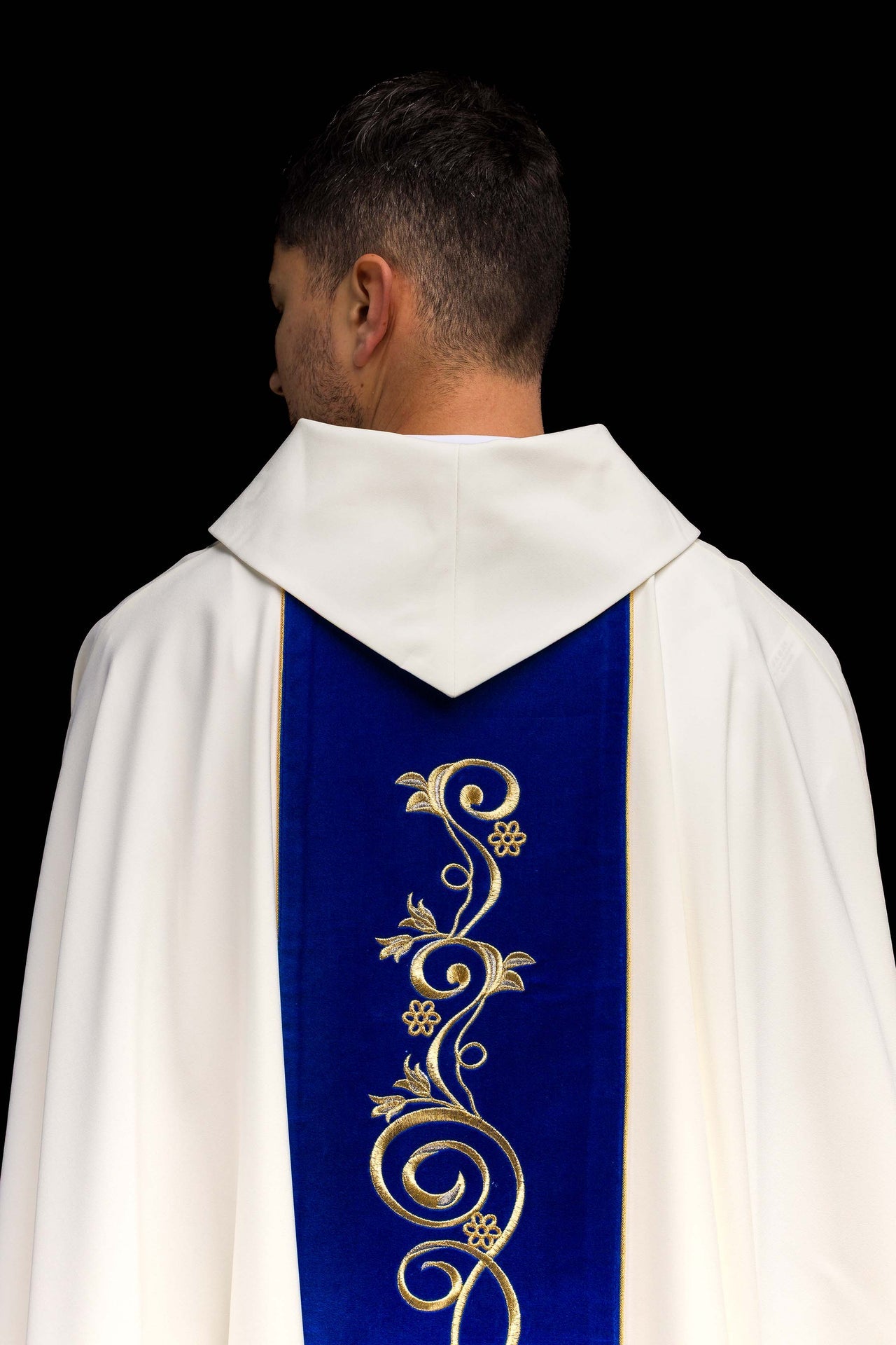 Chasuble liturgique mariale avec ornement brodé bleu