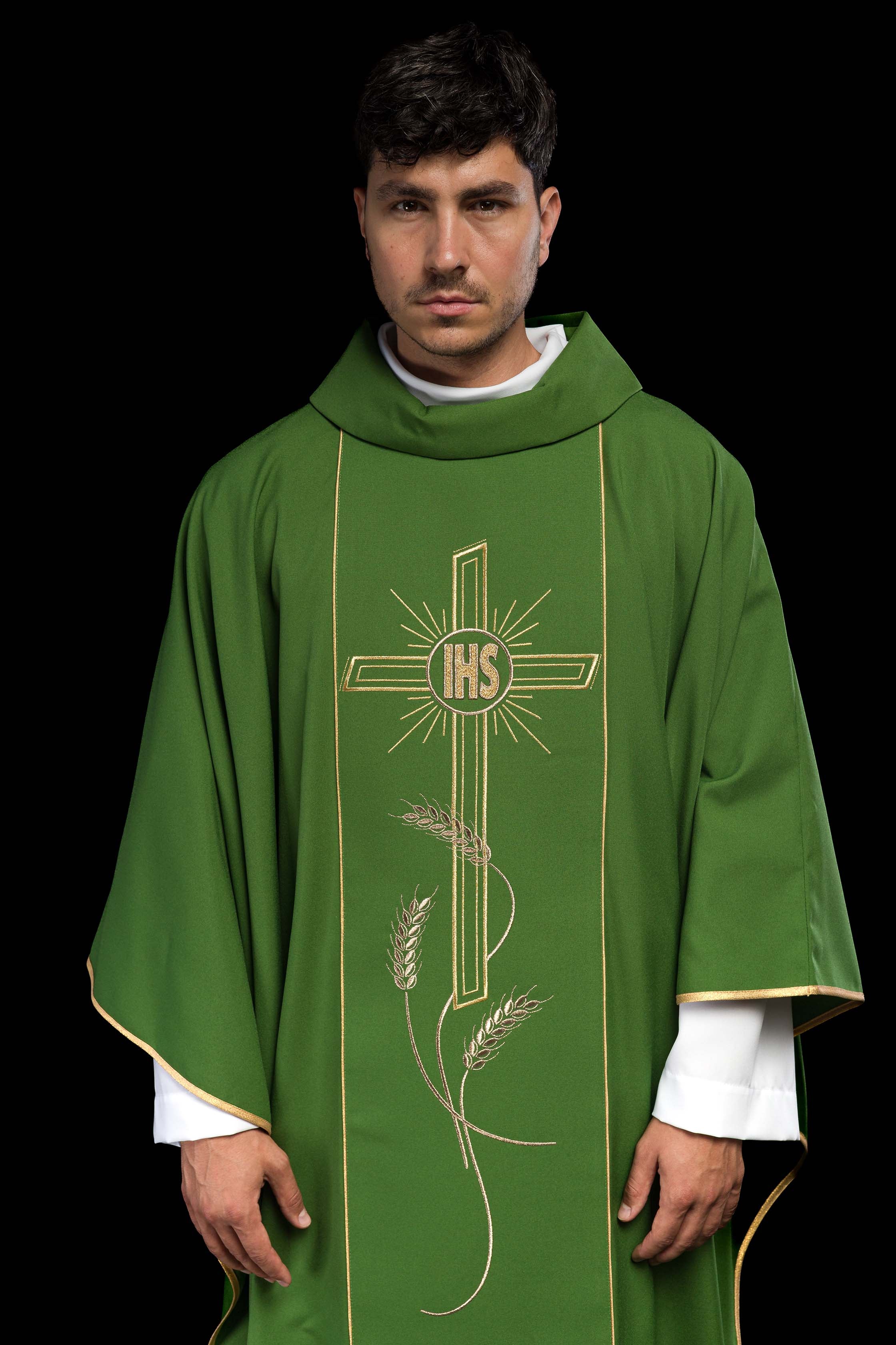 Chasuble verte avec une large croix IHS brodée de bandes dorées