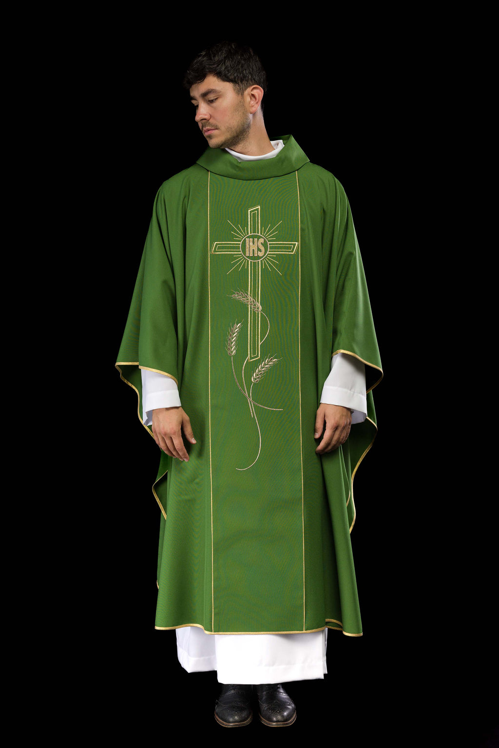 Chasuble verte avec une large croix IHS brodée de bandes dorées