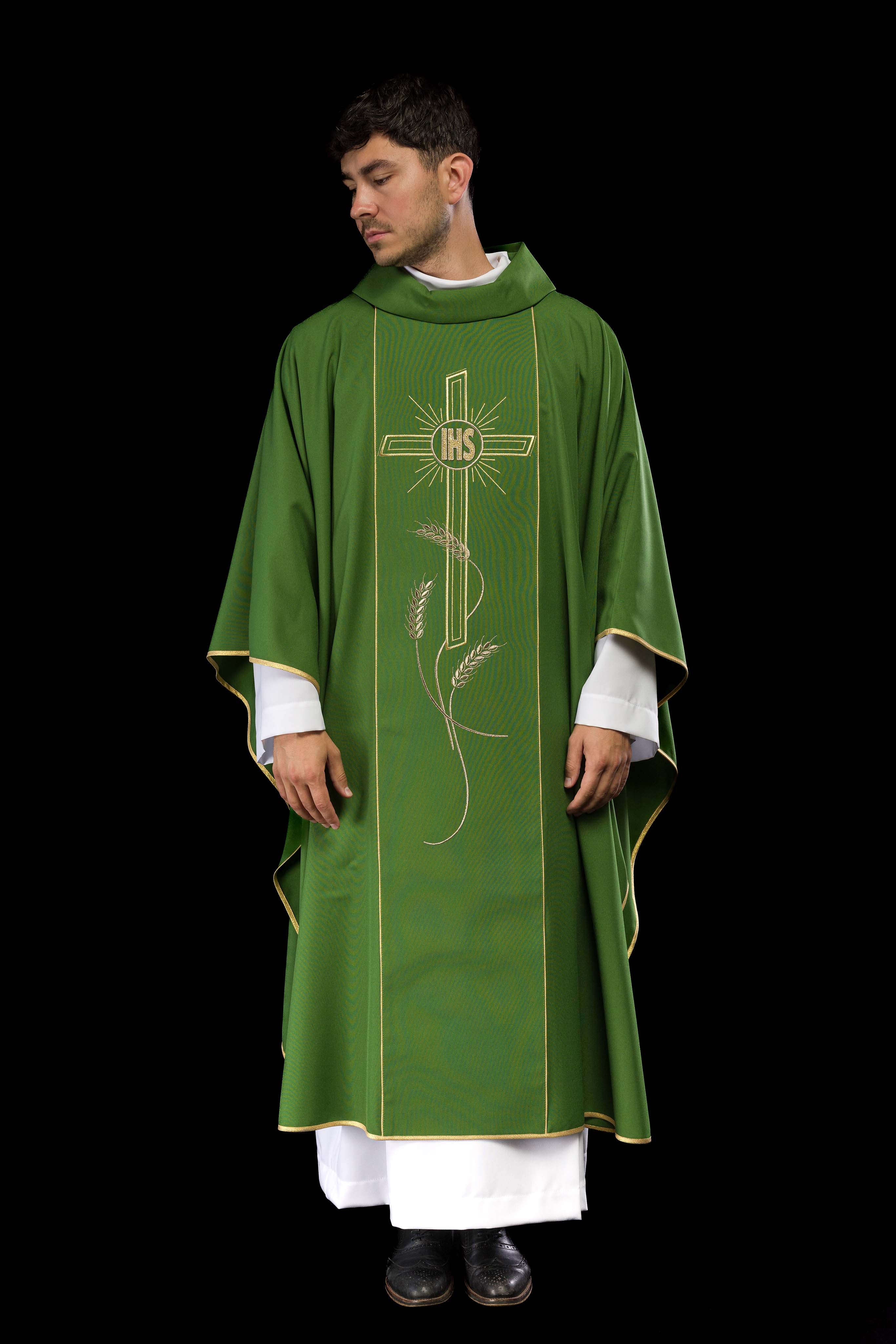 Chasuble verte avec une large croix IHS brodée de bandes dorées