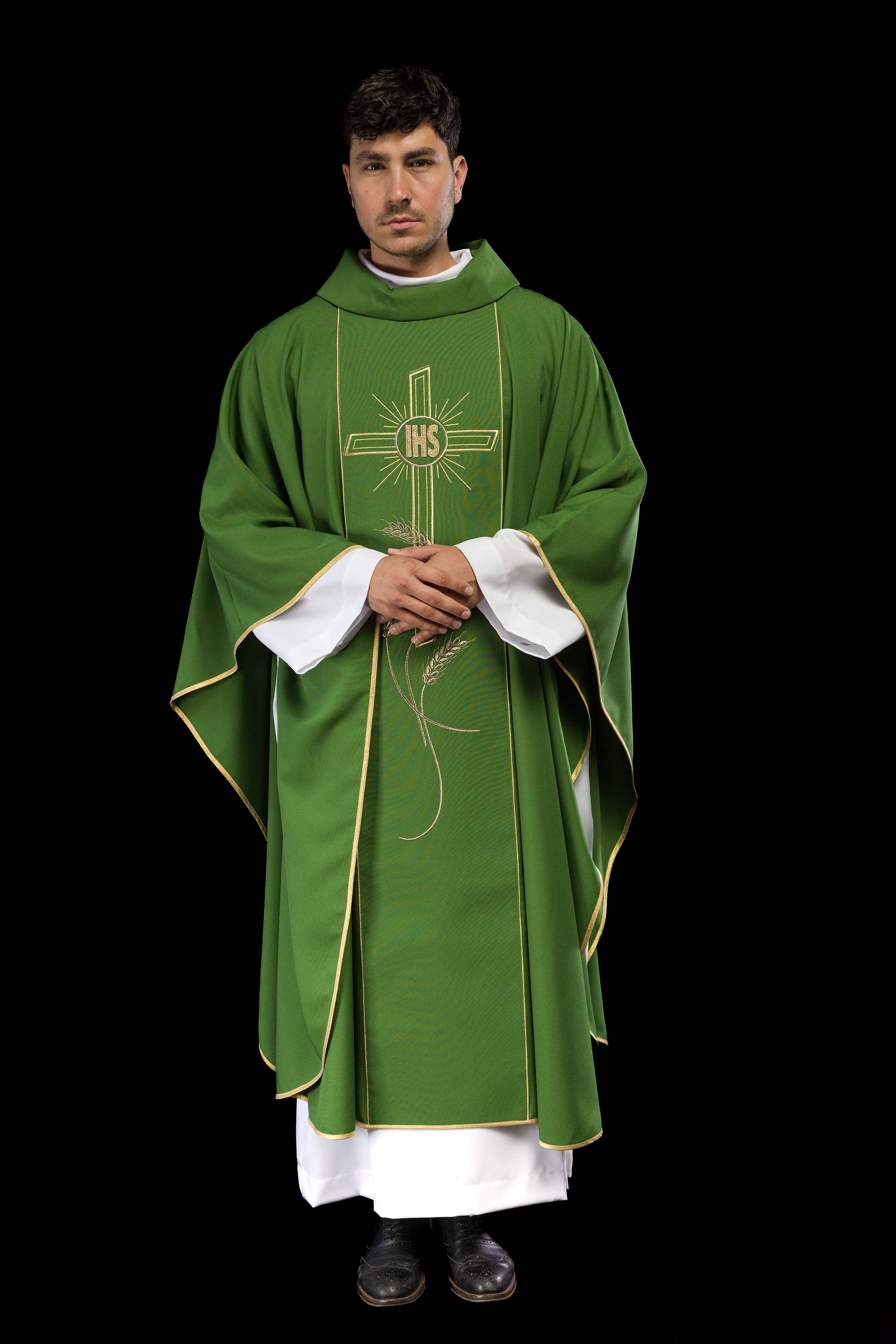 Chasuble verte avec une large croix IHS brodée de bandes dorées