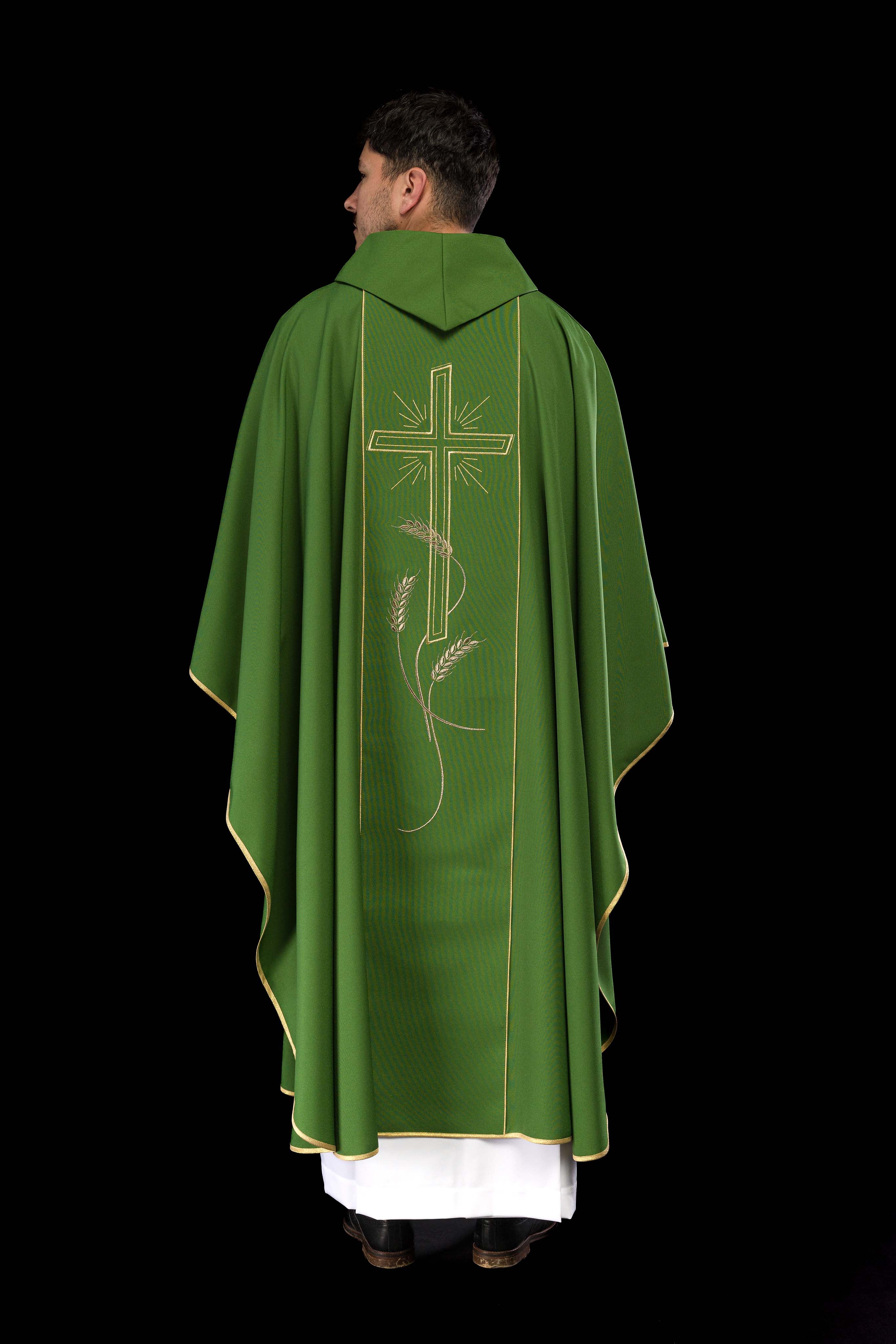 Chasuble verte avec une large croix IHS brodée de bandes dorées