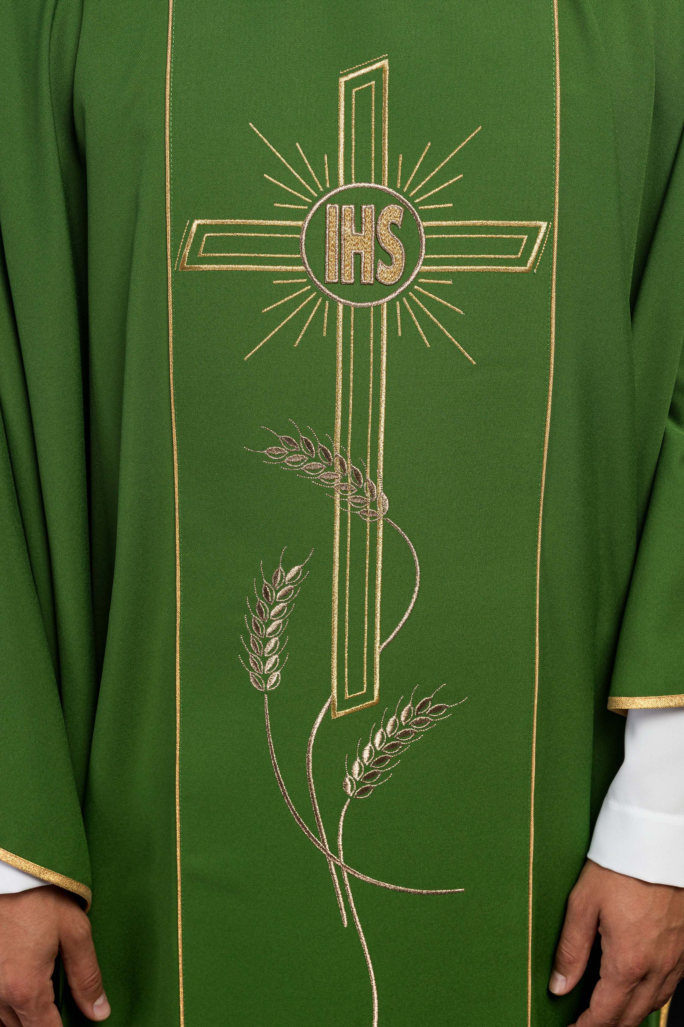 Chasuble verte avec une large croix IHS brodée de bandes dorées