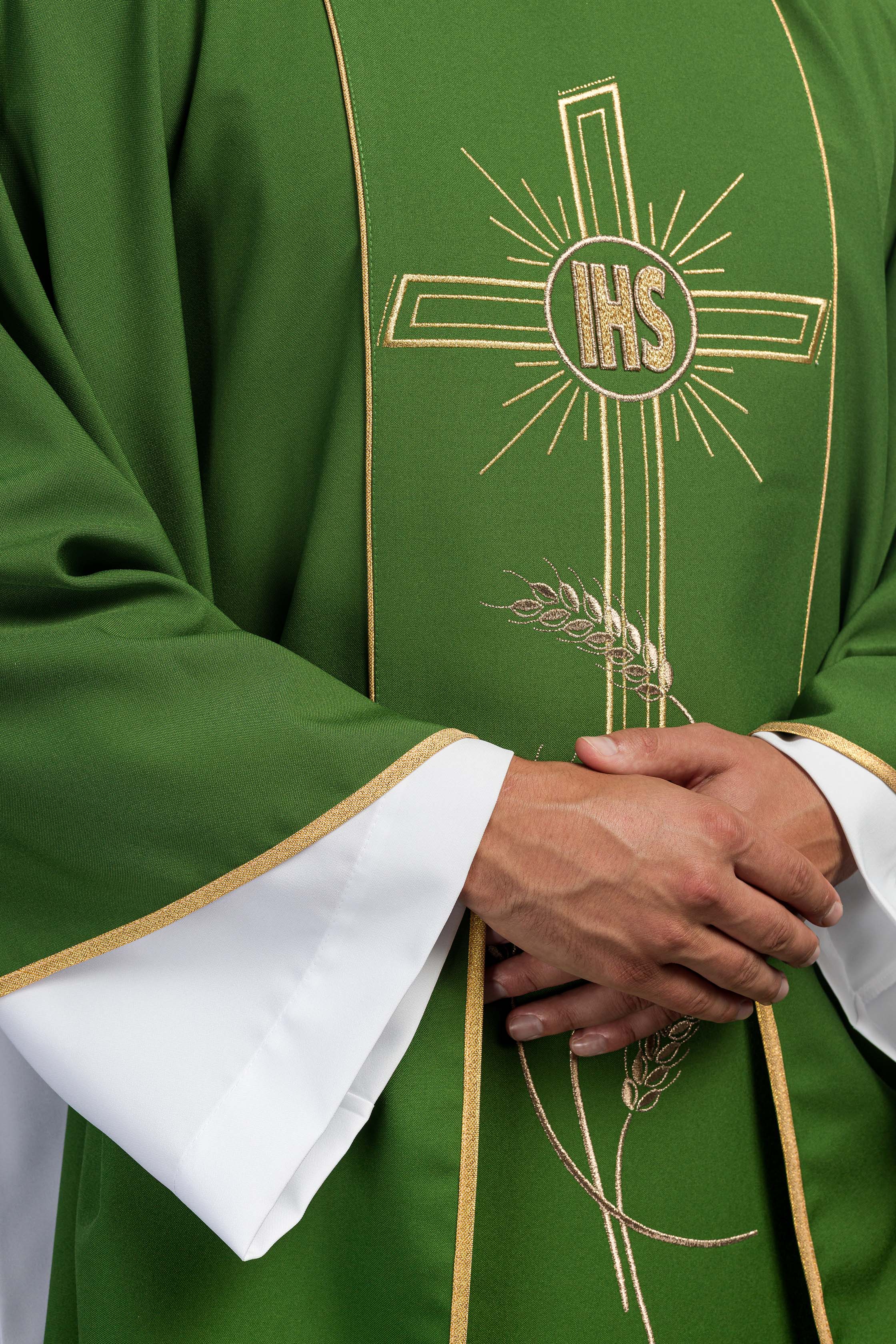 Chasuble verte avec une large croix IHS brodée de bandes dorées