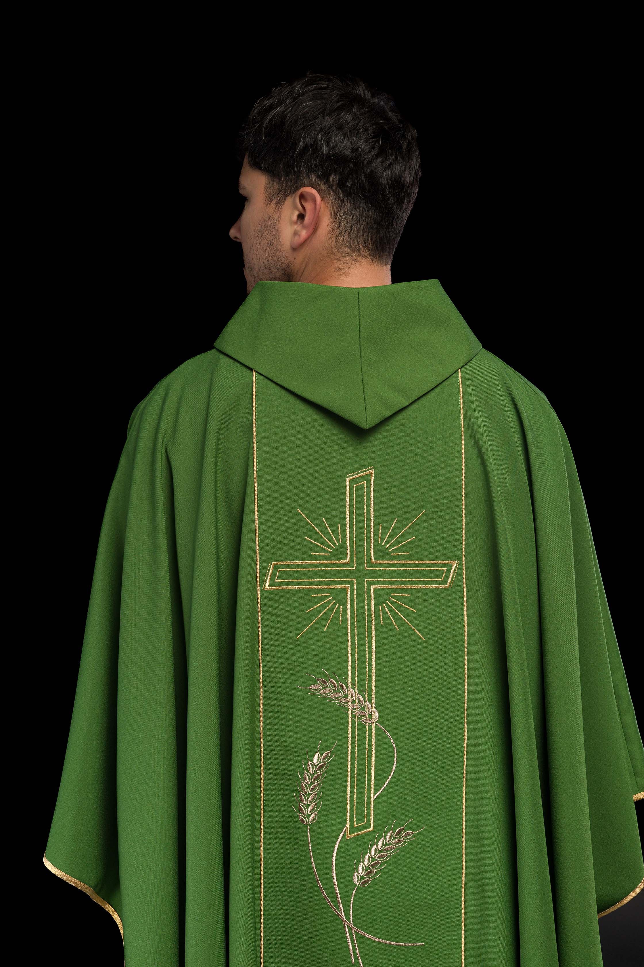 Chasuble verte avec une large croix IHS brodée de bandes dorées
