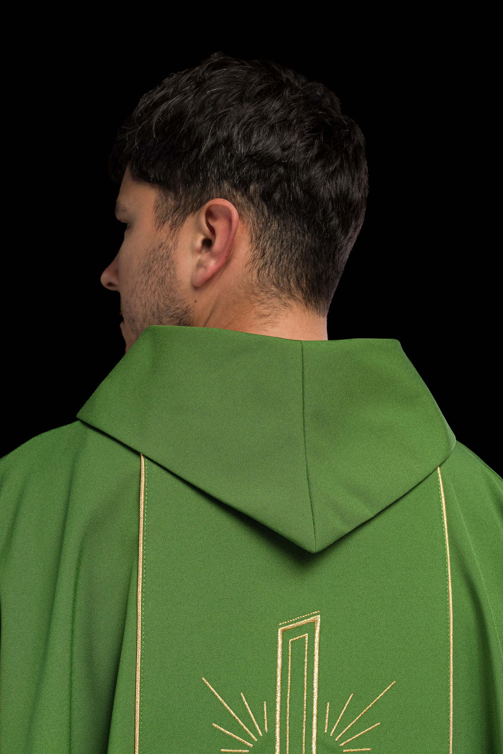 Chasuble verte avec une large croix IHS brodée de bandes dorées