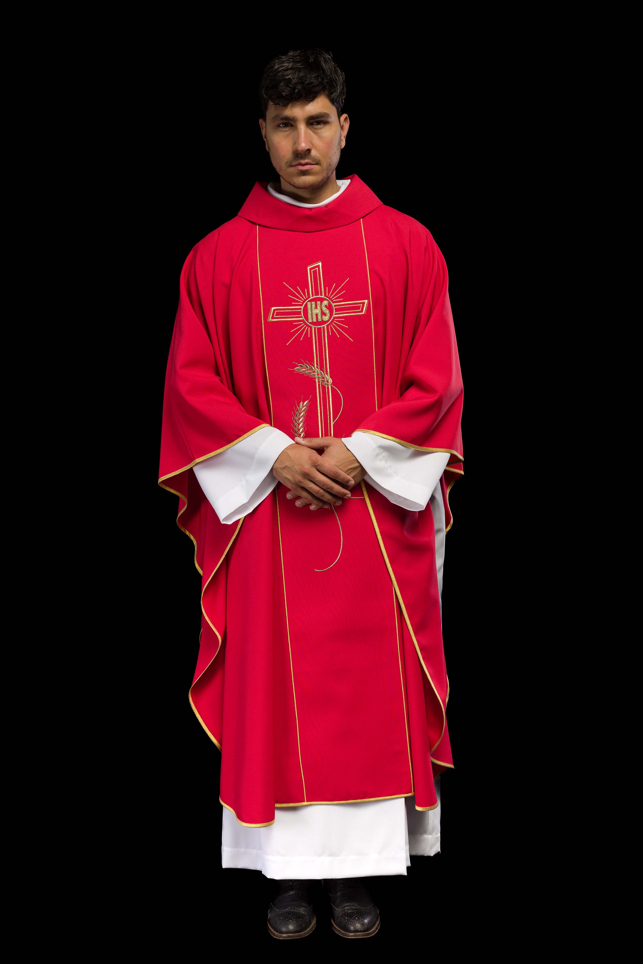Chasuble rouge avec une large croix IHS brodée de bandes dorées