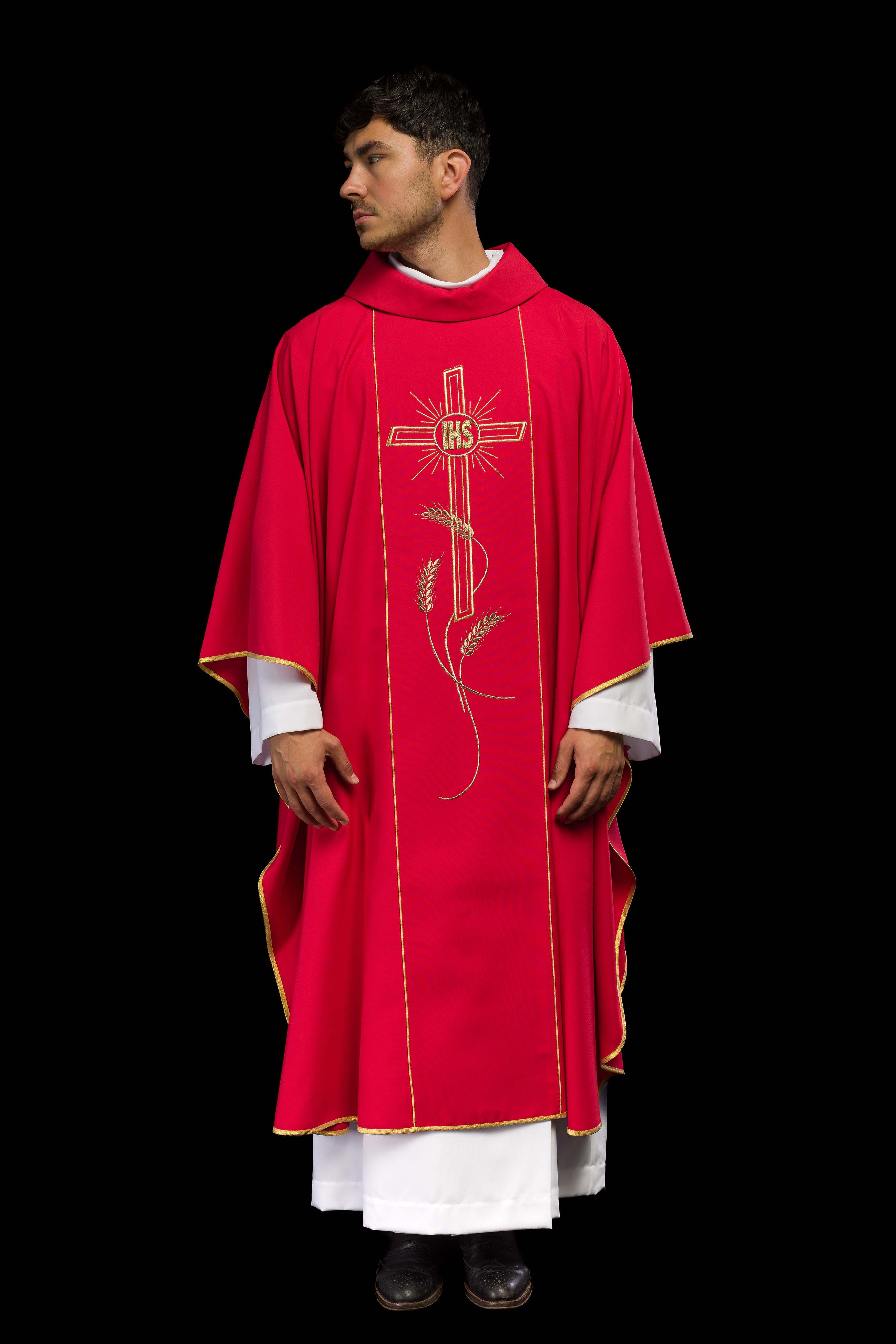 Chasuble rouge avec une large croix IHS brodée de bandes dorées