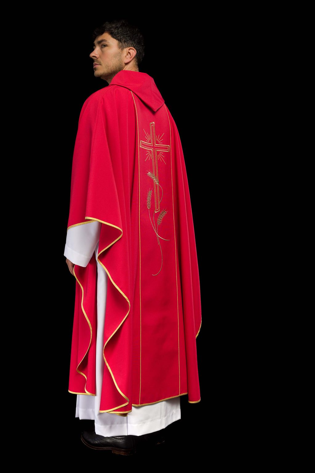 Chasuble rouge avec une large croix IHS brodée de bandes dorées