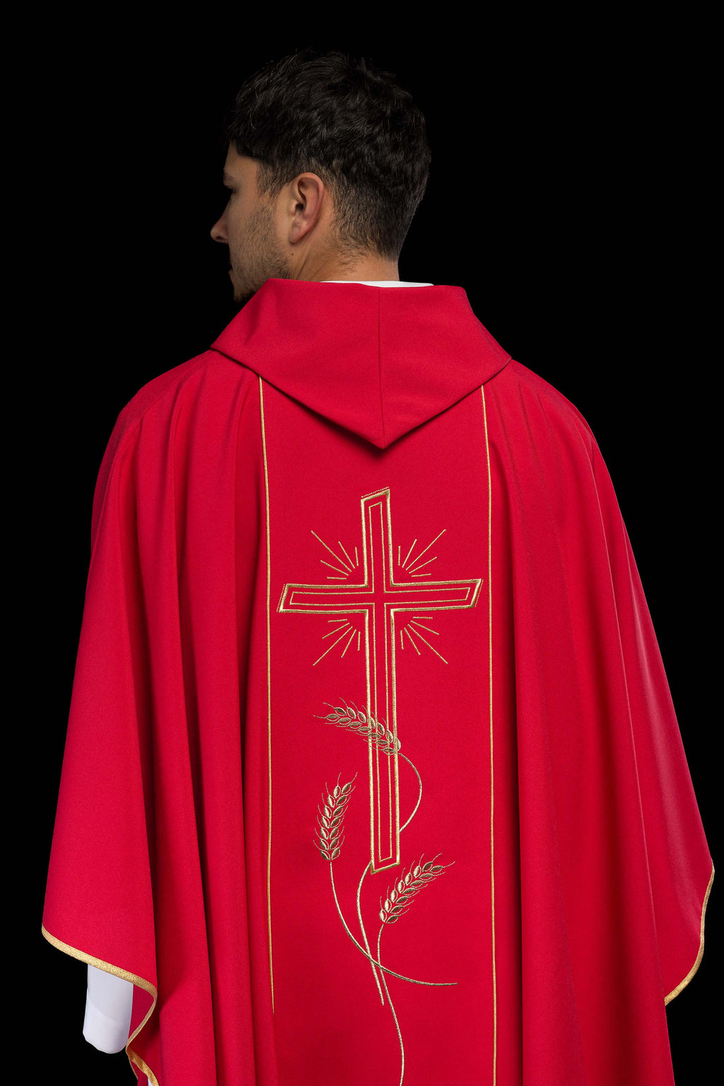 Chasuble rouge avec une large croix IHS brodée de bandes dorées