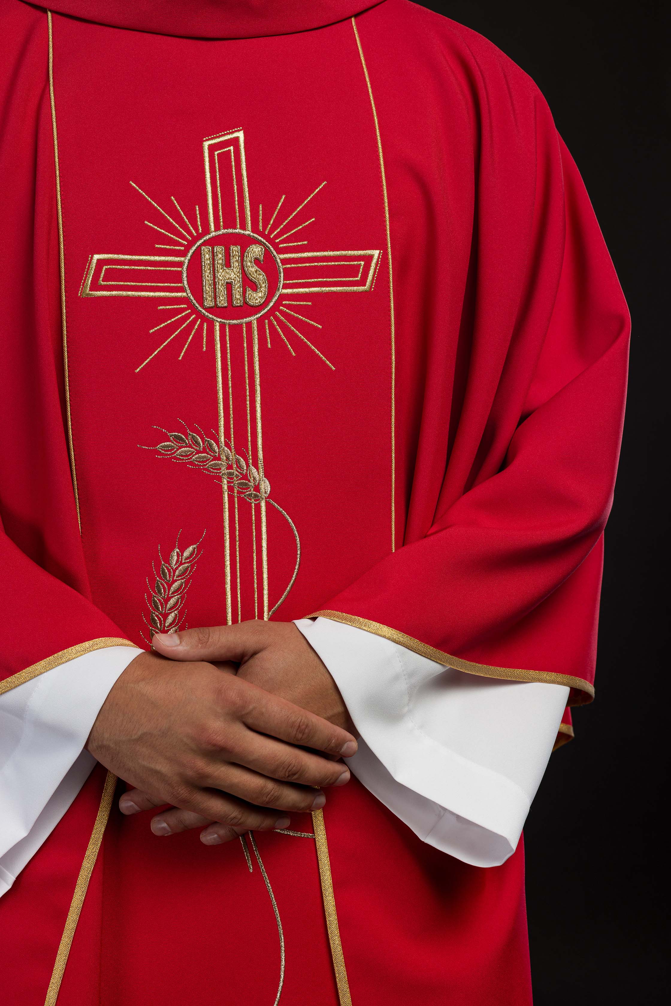 Chasuble rouge avec une large croix IHS brodée de bandes dorées