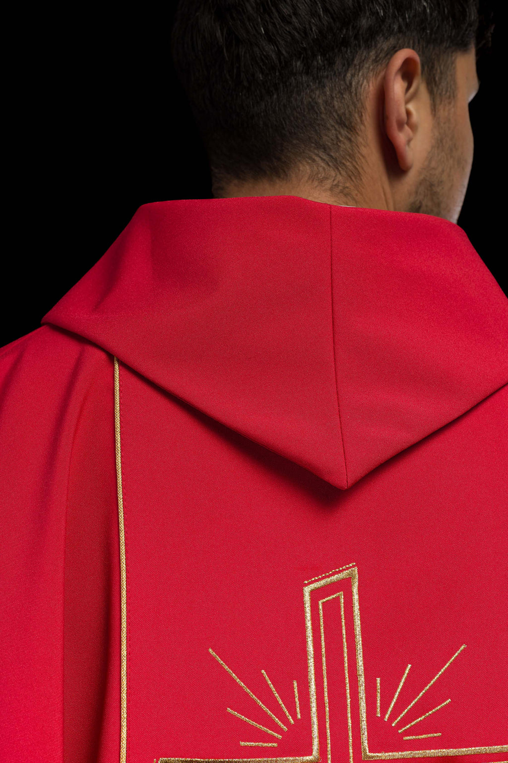 Chasuble rouge avec une large croix IHS brodée de bandes dorées