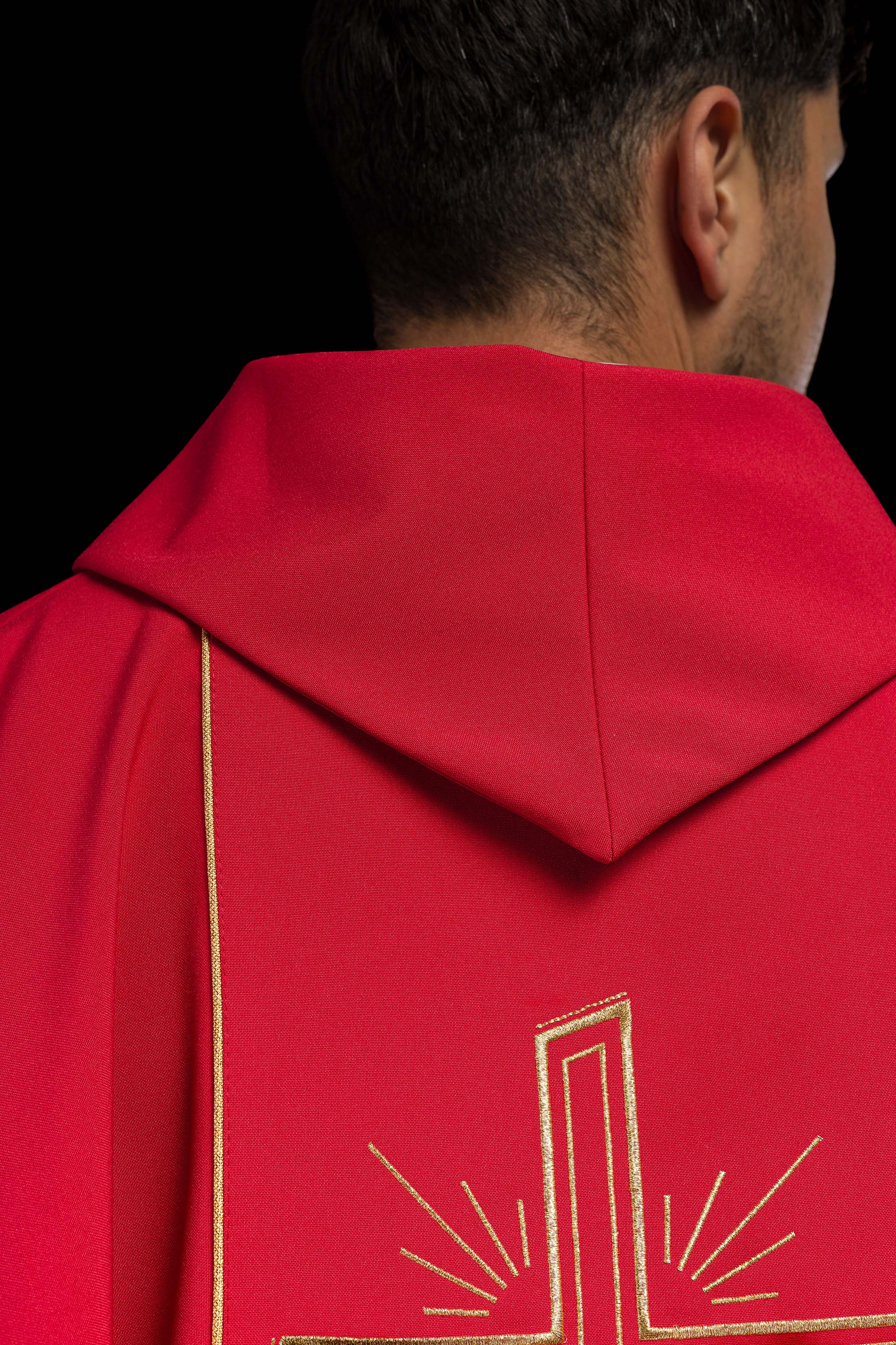 Chasuble rouge avec une large croix IHS brodée de bandes dorées