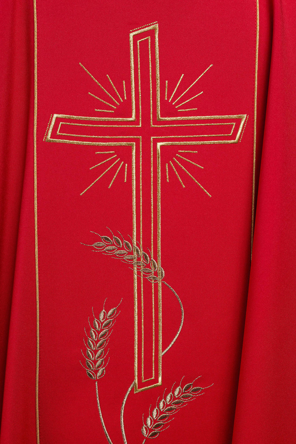 Chasuble rouge avec une large croix IHS brodée de bandes dorées