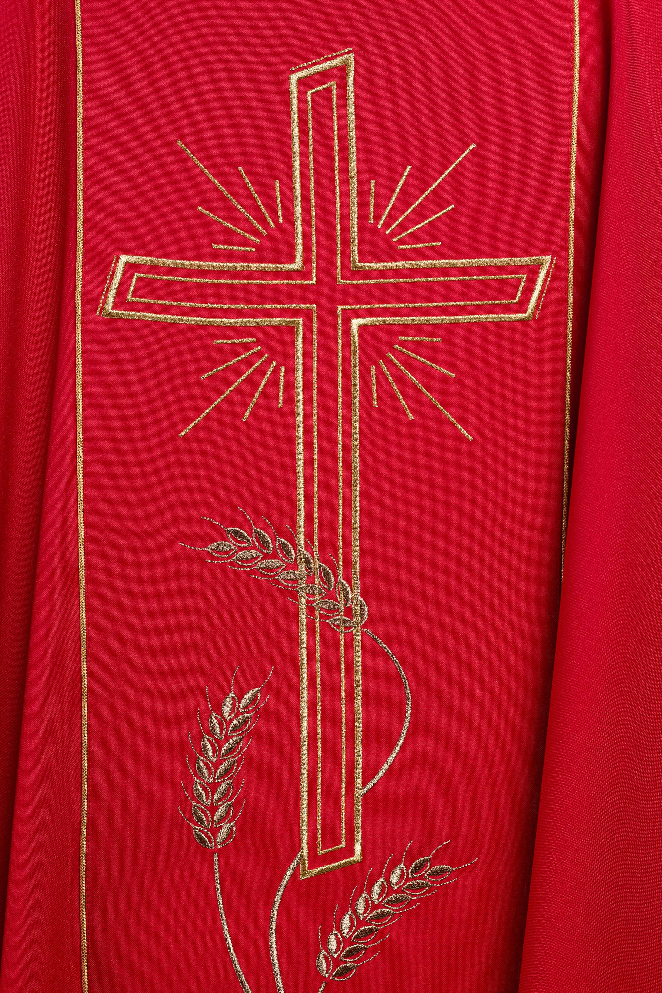 Chasuble rouge avec une large croix IHS brodée de bandes dorées