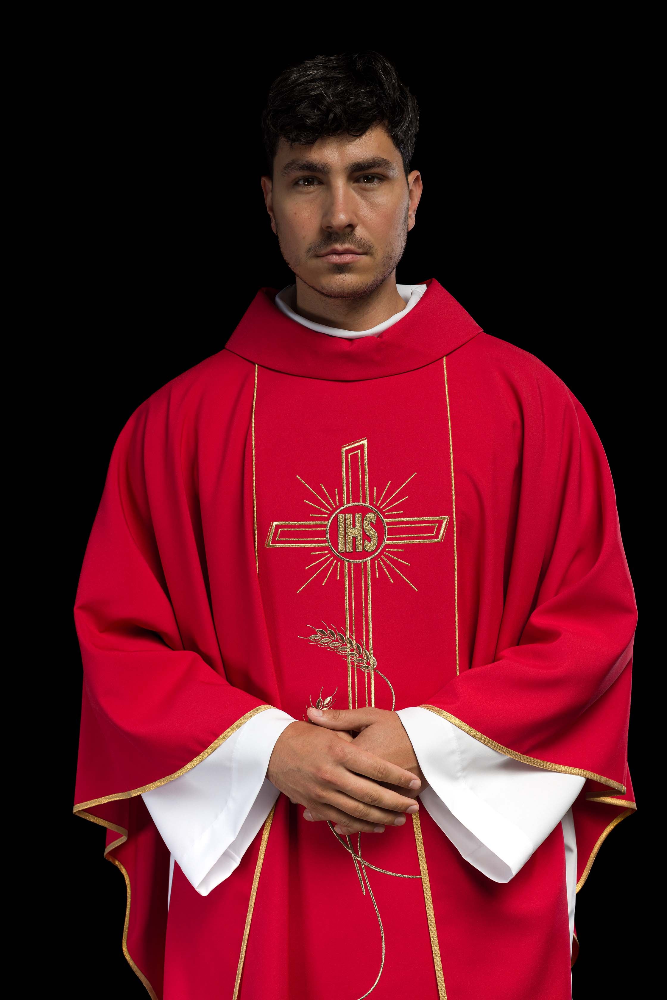 Chasuble rouge avec une large croix IHS brodée de bandes dorées