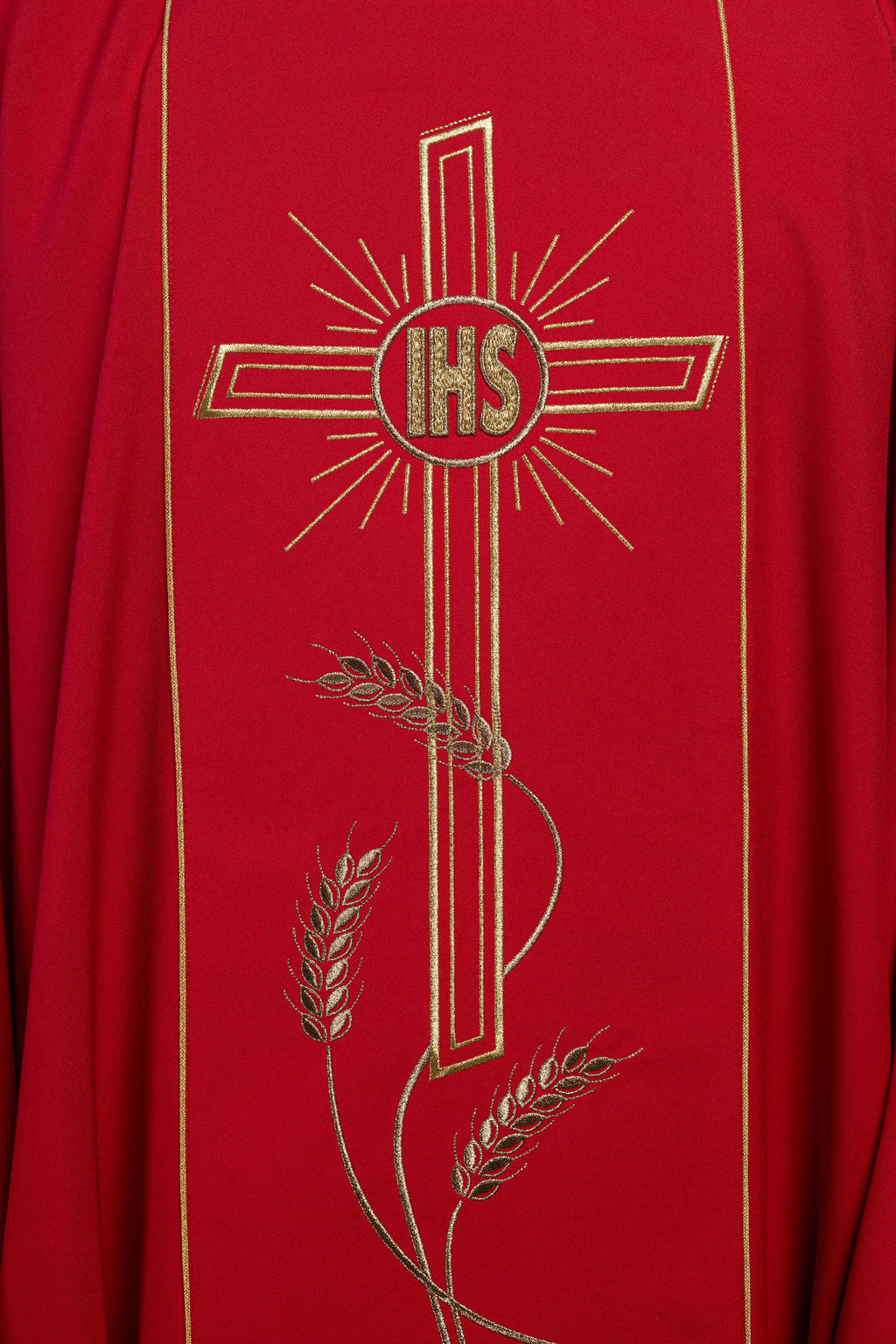 Chasuble rouge avec une large croix IHS brodée de bandes dorées