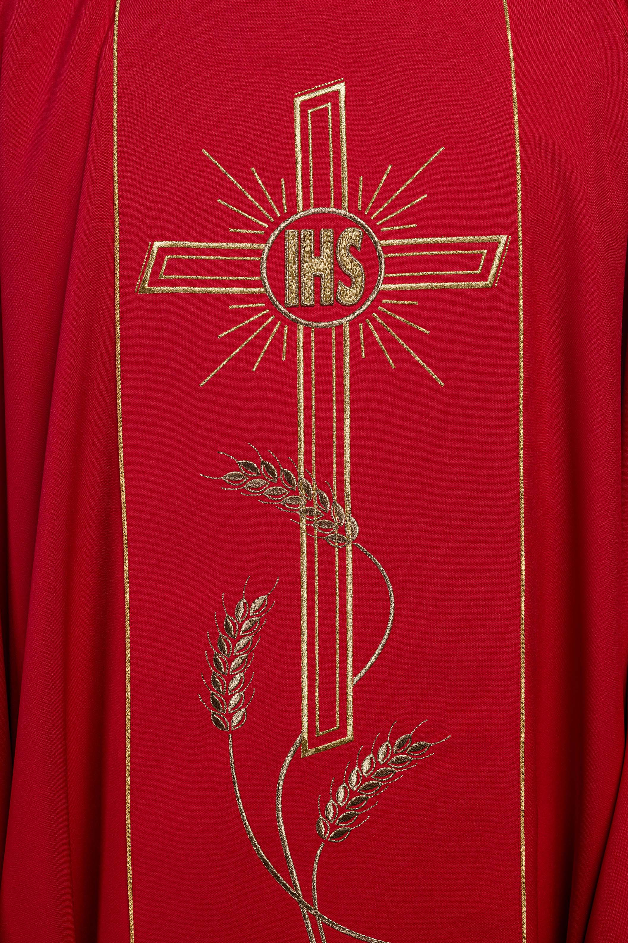 Chasuble rouge avec une large croix IHS brodée de bandes dorées
