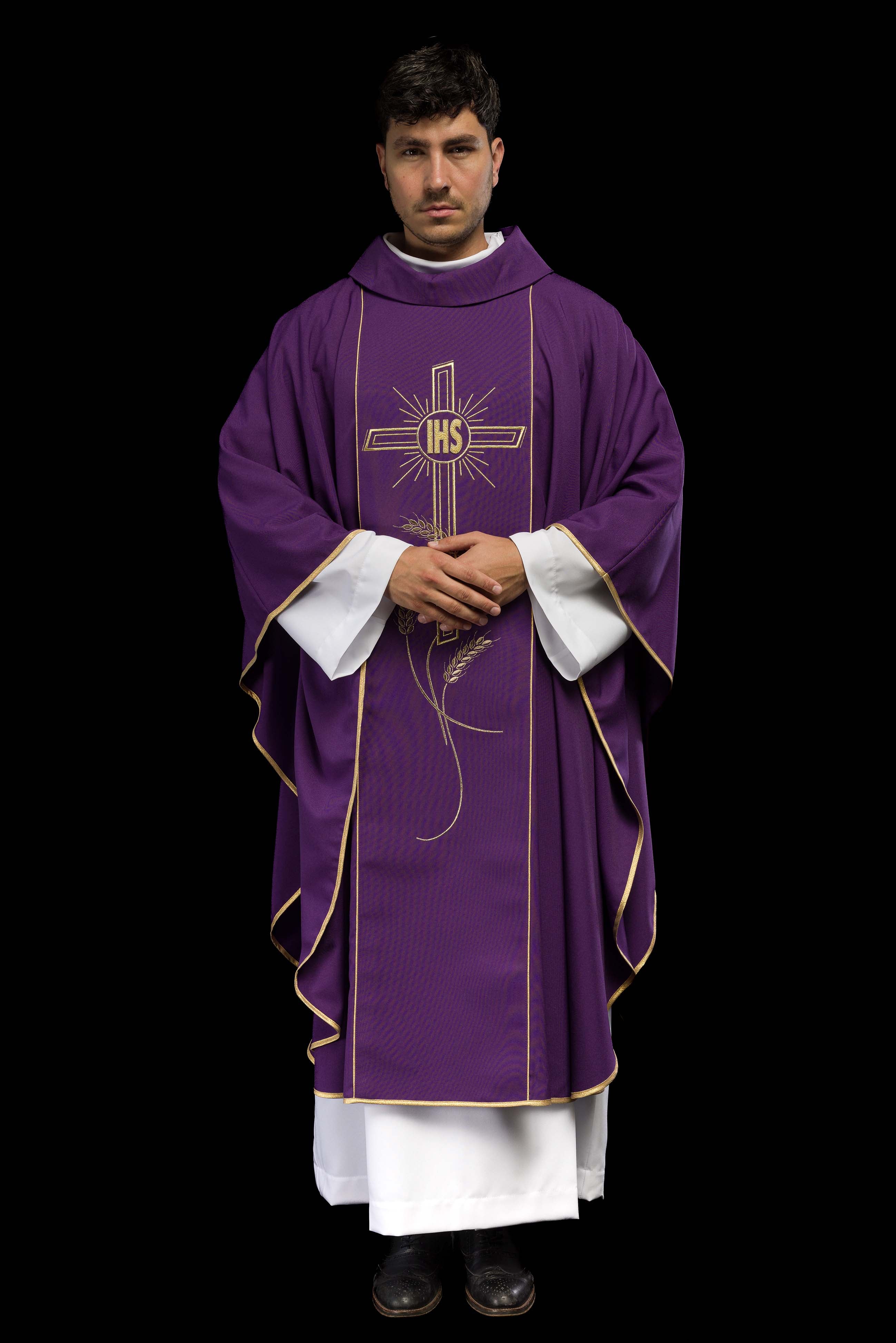 Chasuble violette avec une large croix IHS brodée de bandes dorées