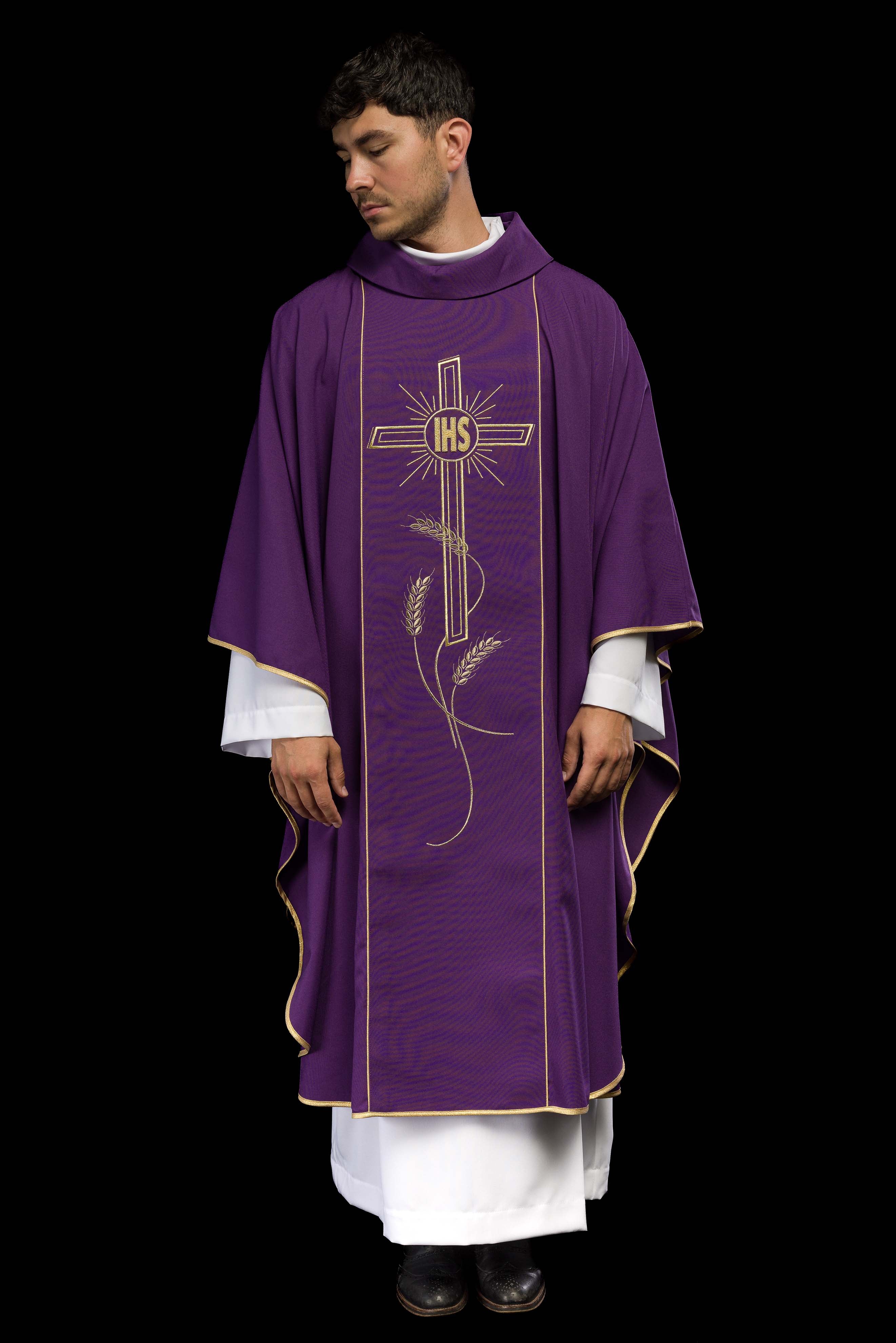 Chasuble violette avec une large croix IHS brodée de bandes dorées
