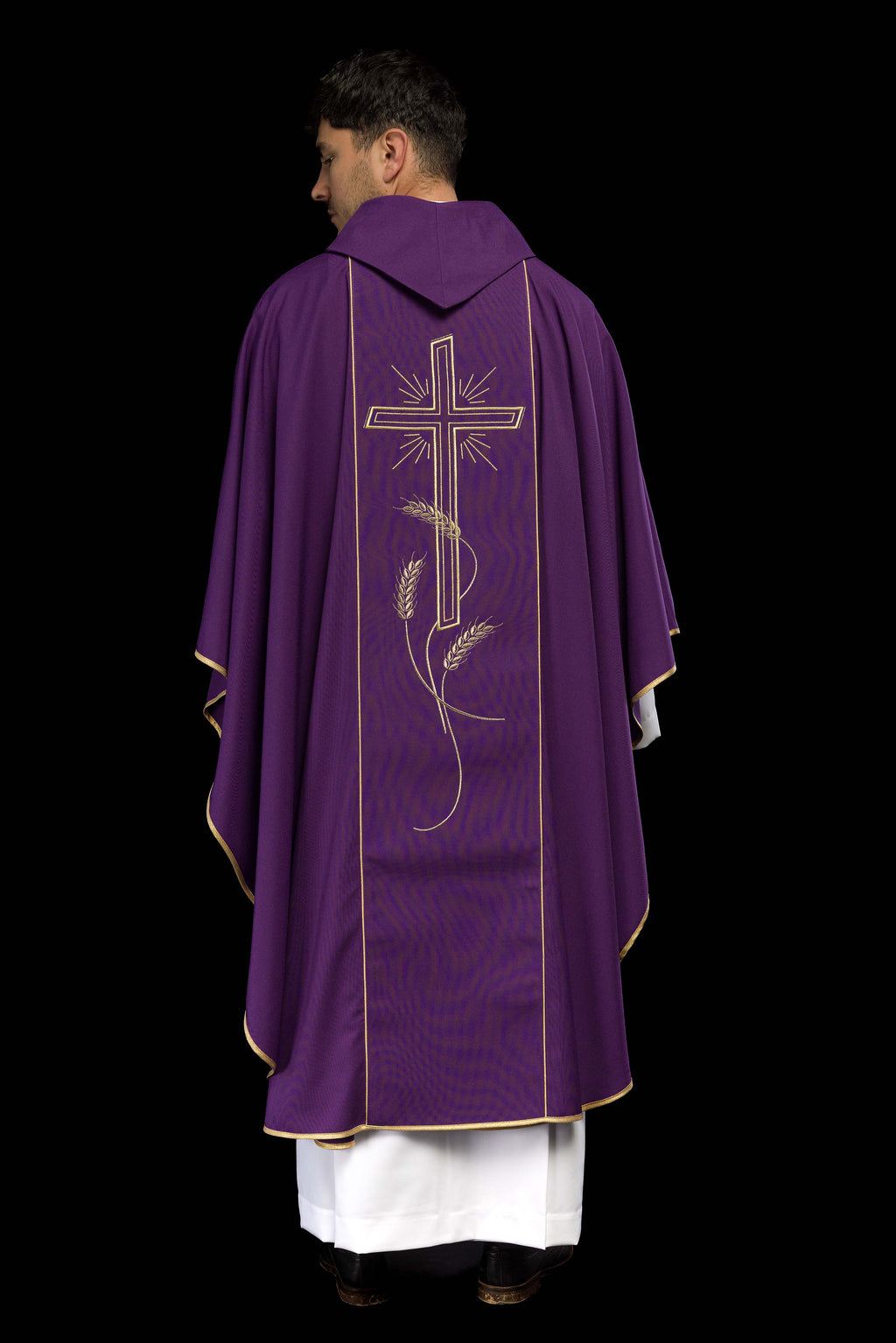 Chasuble violette avec une large croix IHS brodée de bandes dorées