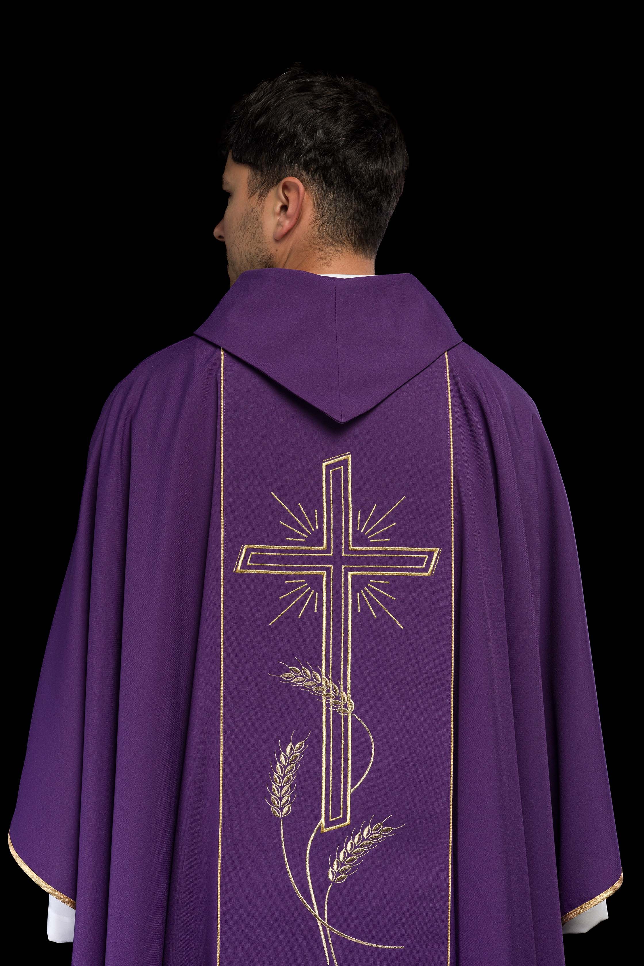 Chasuble violette avec une large croix IHS brodée de bandes dorées