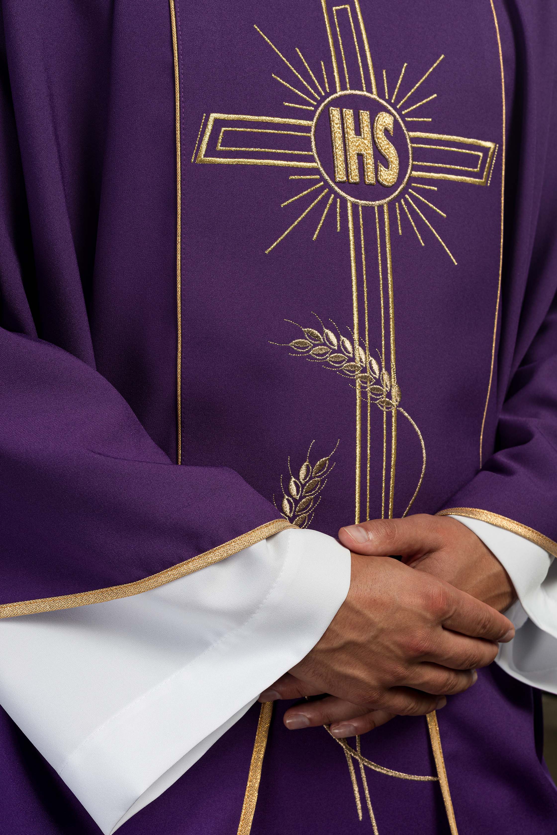 Chasuble violette avec une large croix IHS brodée de bandes dorées