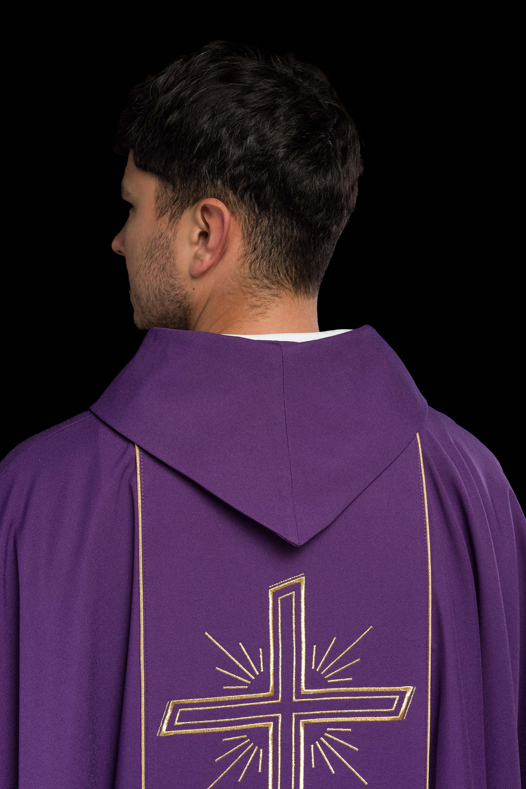 Chasuble violette avec une large croix IHS brodée de bandes dorées