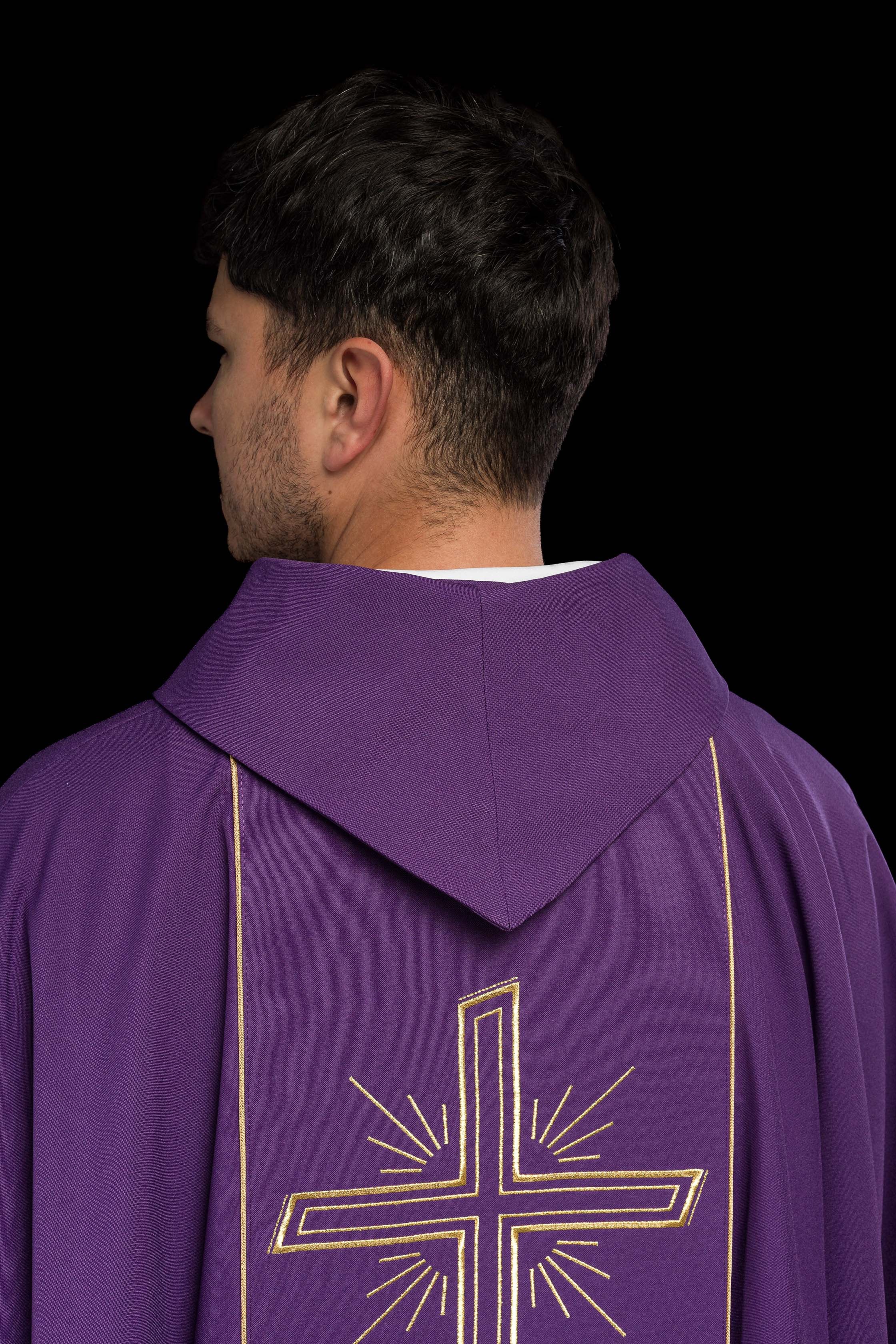 Chasuble violette avec une large croix IHS brodée de bandes dorées