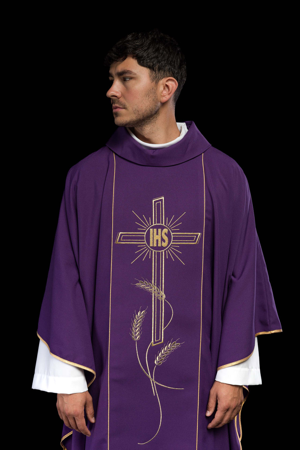 Chasuble violette avec une large croix IHS brodée de bandes dorées