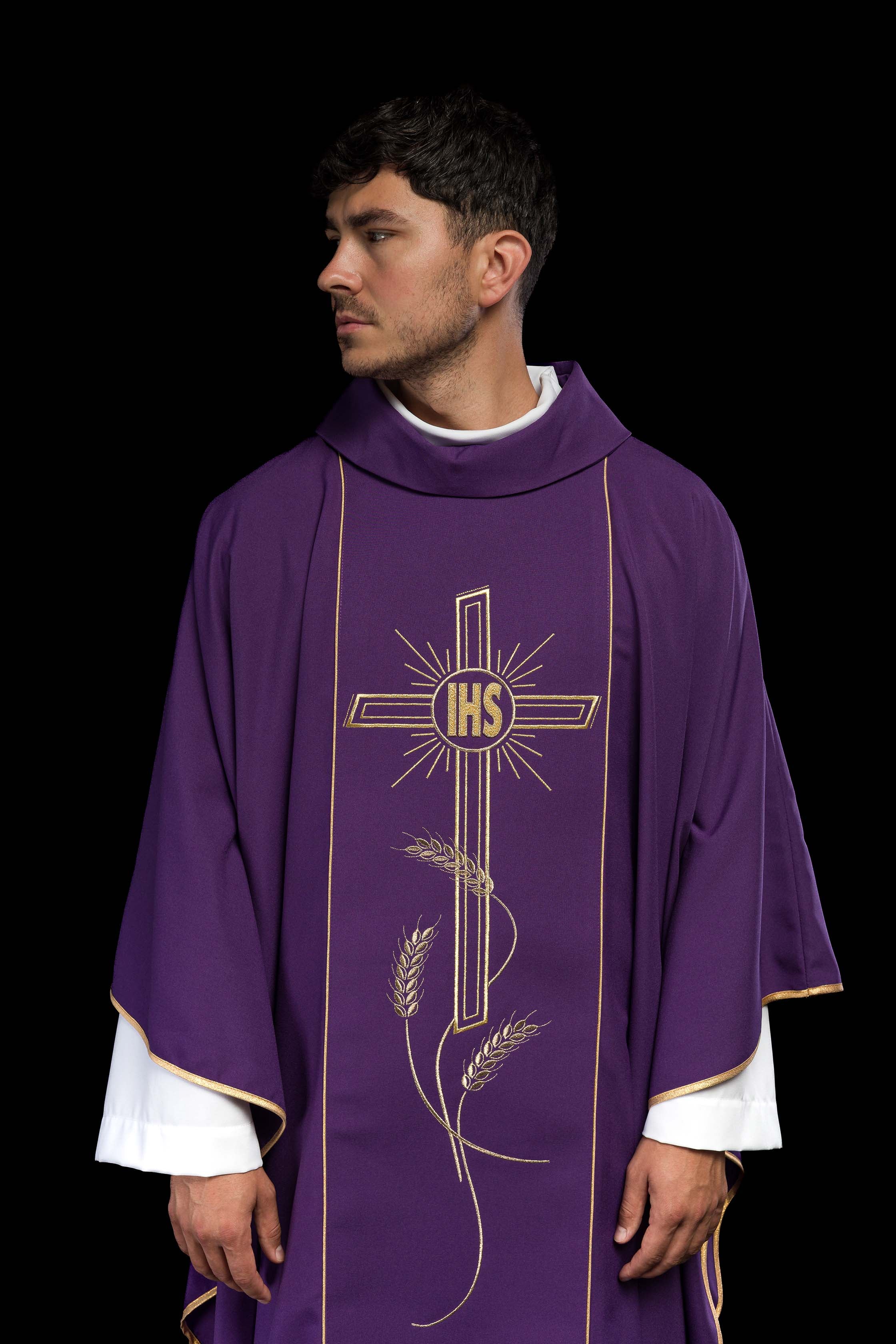 Chasuble violette avec une large croix IHS brodée de bandes dorées
