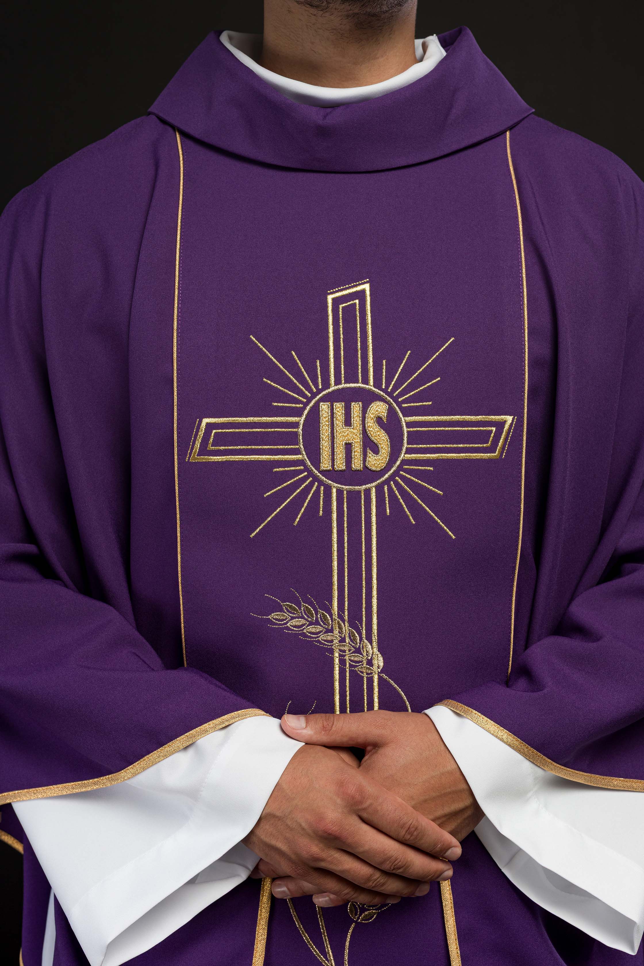 Chasuble violette avec une large croix IHS brodée de bandes dorées