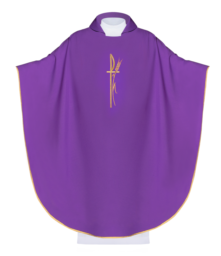 Fioletowy ornat liturgiczny z szerokim kołnierzem i delikatnie haftowanym krzyżem