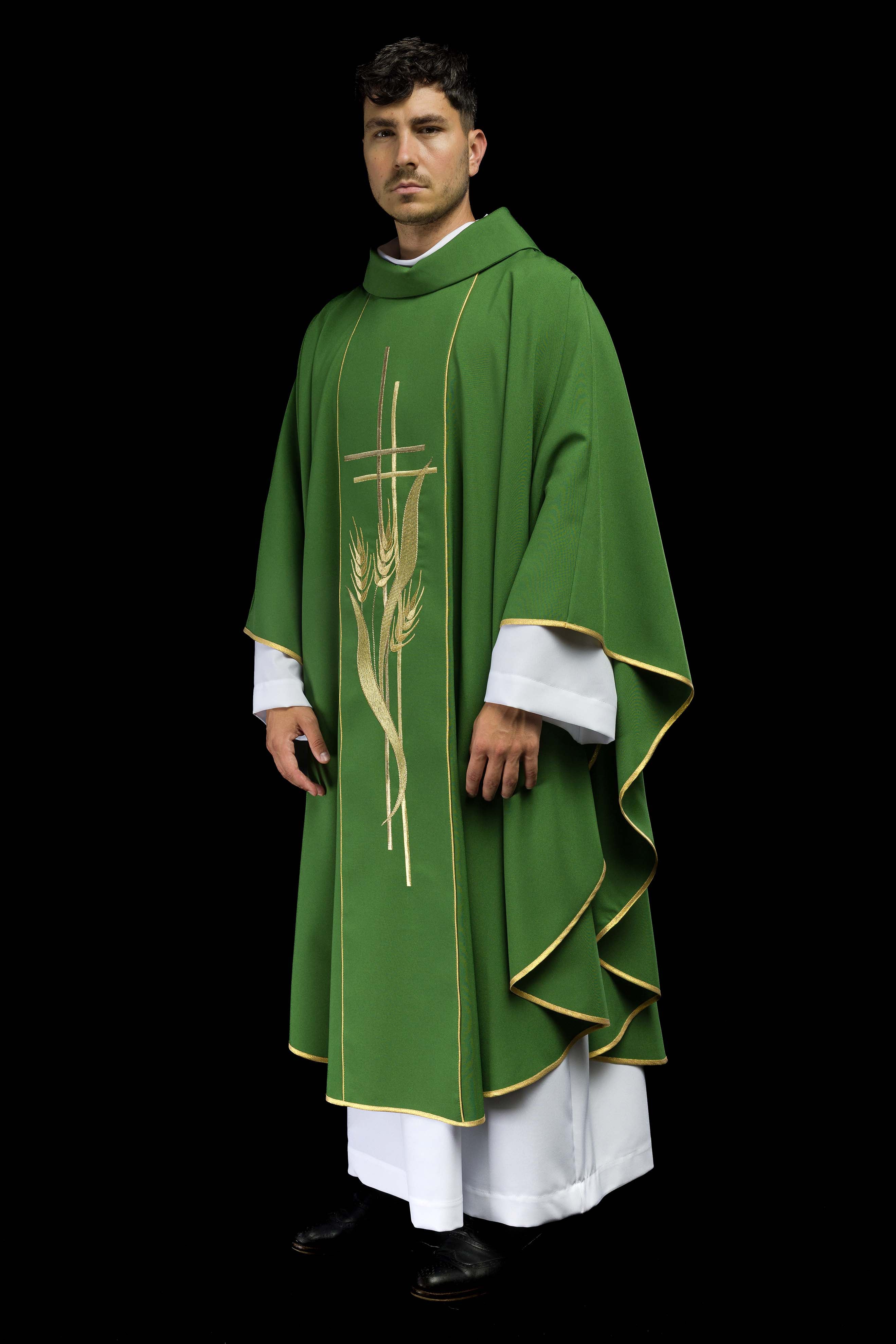 Chasuble verte brodée de motifs de croix et d'oreilles