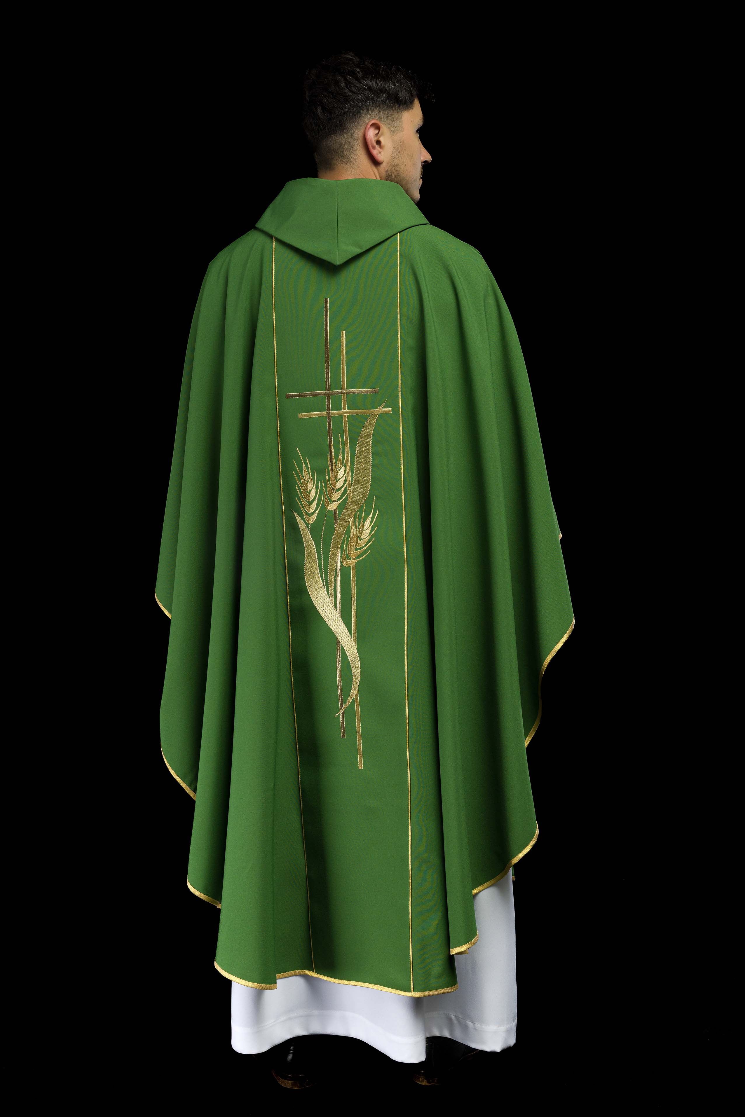 Chasuble verte brodée de motifs de croix et d'oreilles